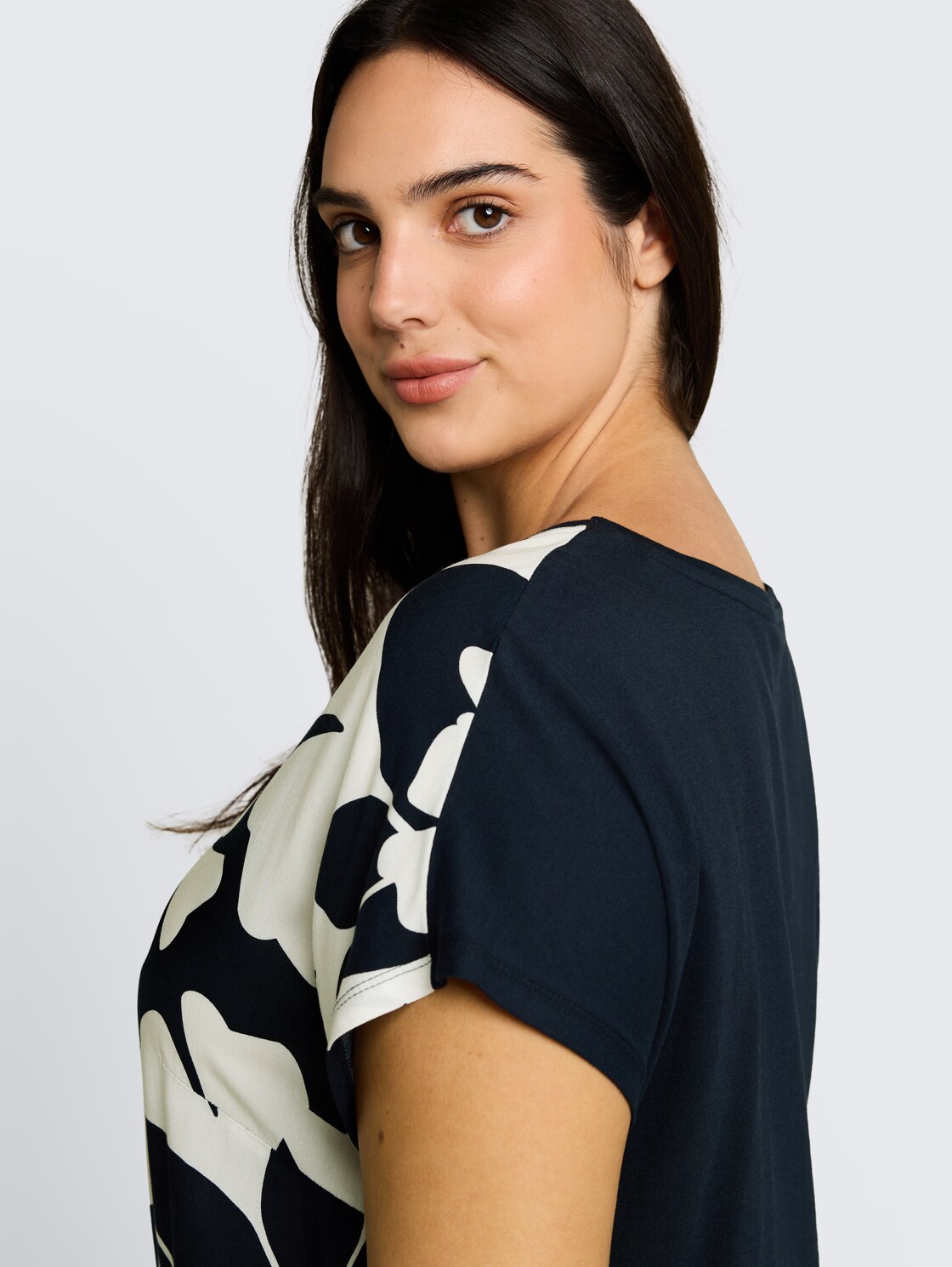 Plus Size - T-Shirt im Material-Mix - big navy ginkgo - Detail-Model-Ansicht