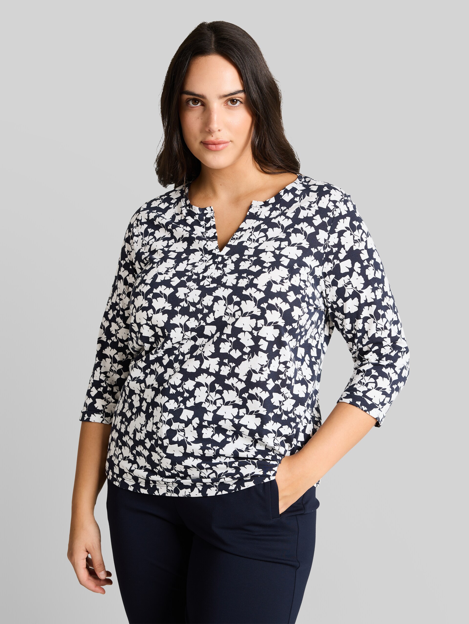Plus Size - T-shirt à manches longues à motifs - blue ginkgo minimal - Découpe Vue de face du modèle
