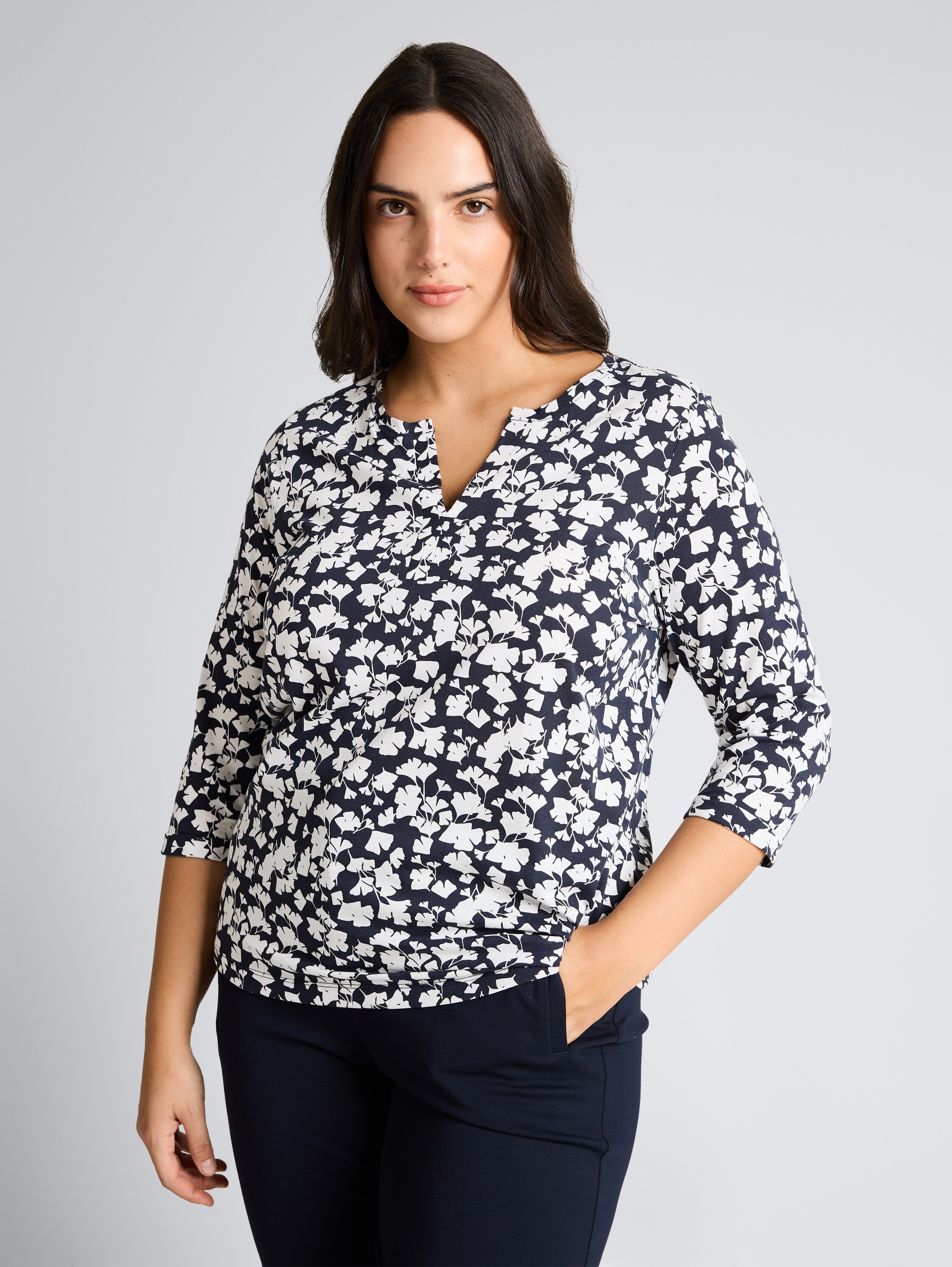 Plus Size - Langarmshirt mit Muster - blue ginkgo minimal - Ausschnitt Model-Vorderansicht