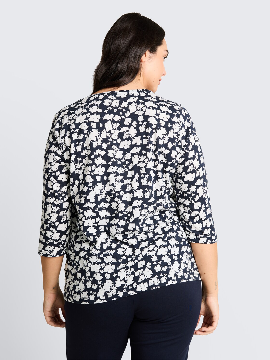Plus Size - Langarmshirt mit Muster - blue ginkgo minimal - Auschnitt Model-Rückansicht
