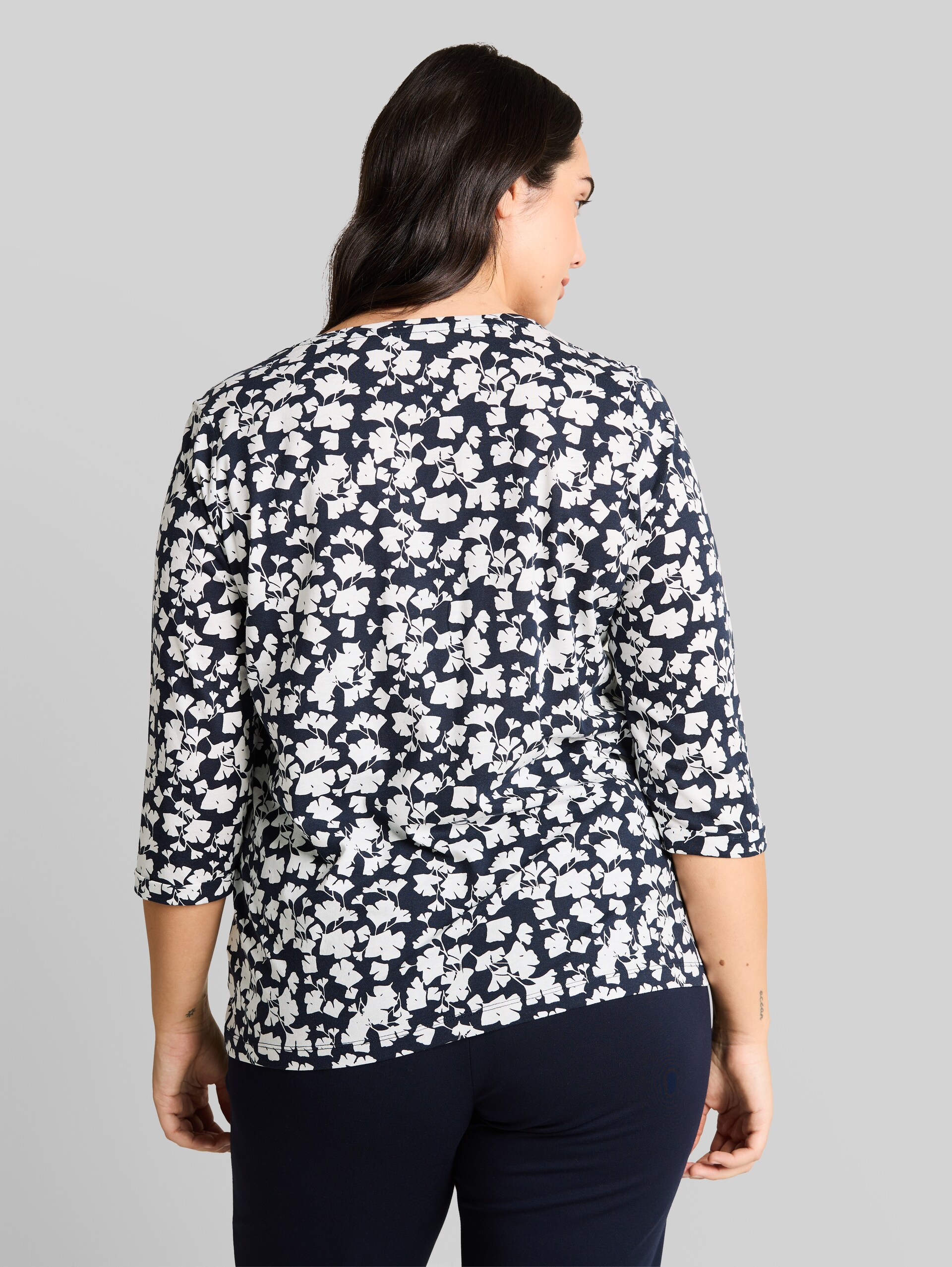 Plus Size - T-shirt à manches longues à motifs - blue ginkgo minimal - Découpe Vue arrière du modèle