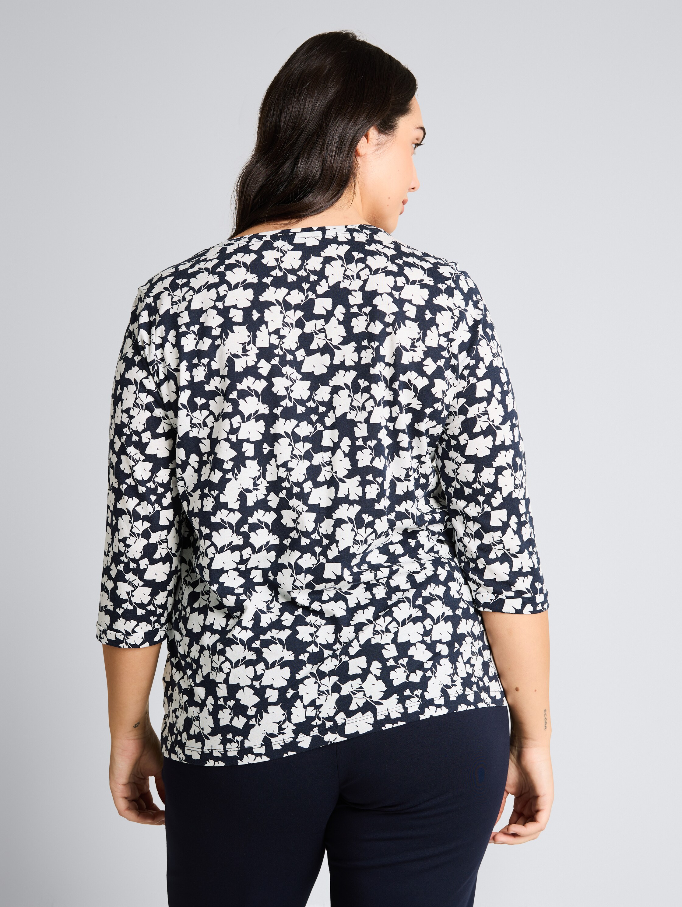 Plus Size - Langarmshirt mit Muster - blue ginkgo minimal - Auschnitt Model-Rückansicht