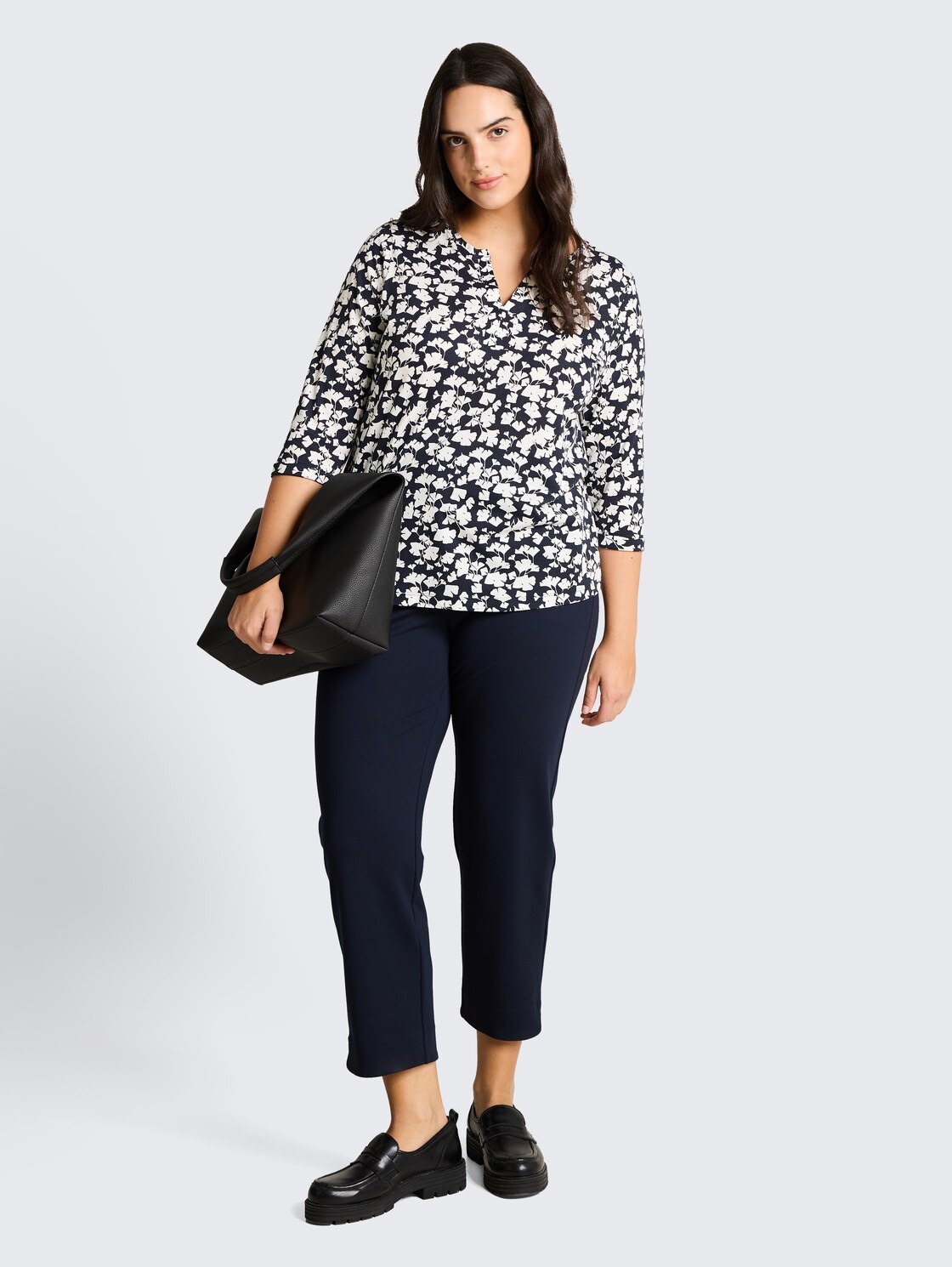 Plus Size - Langarmshirt mit Muster - blue ginkgo minimal - Model-Vorderansicht