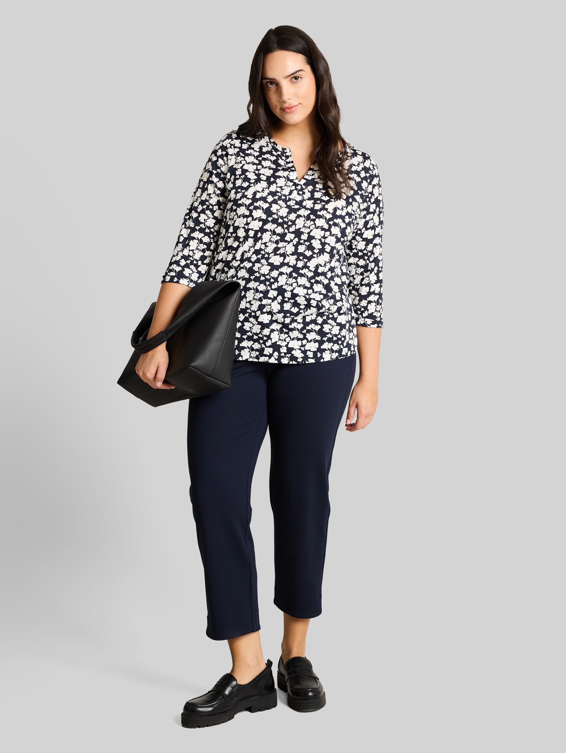 Plus Size - T-shirt à manches longues à motifs - blue ginkgo minimal - Vue de face du modèle