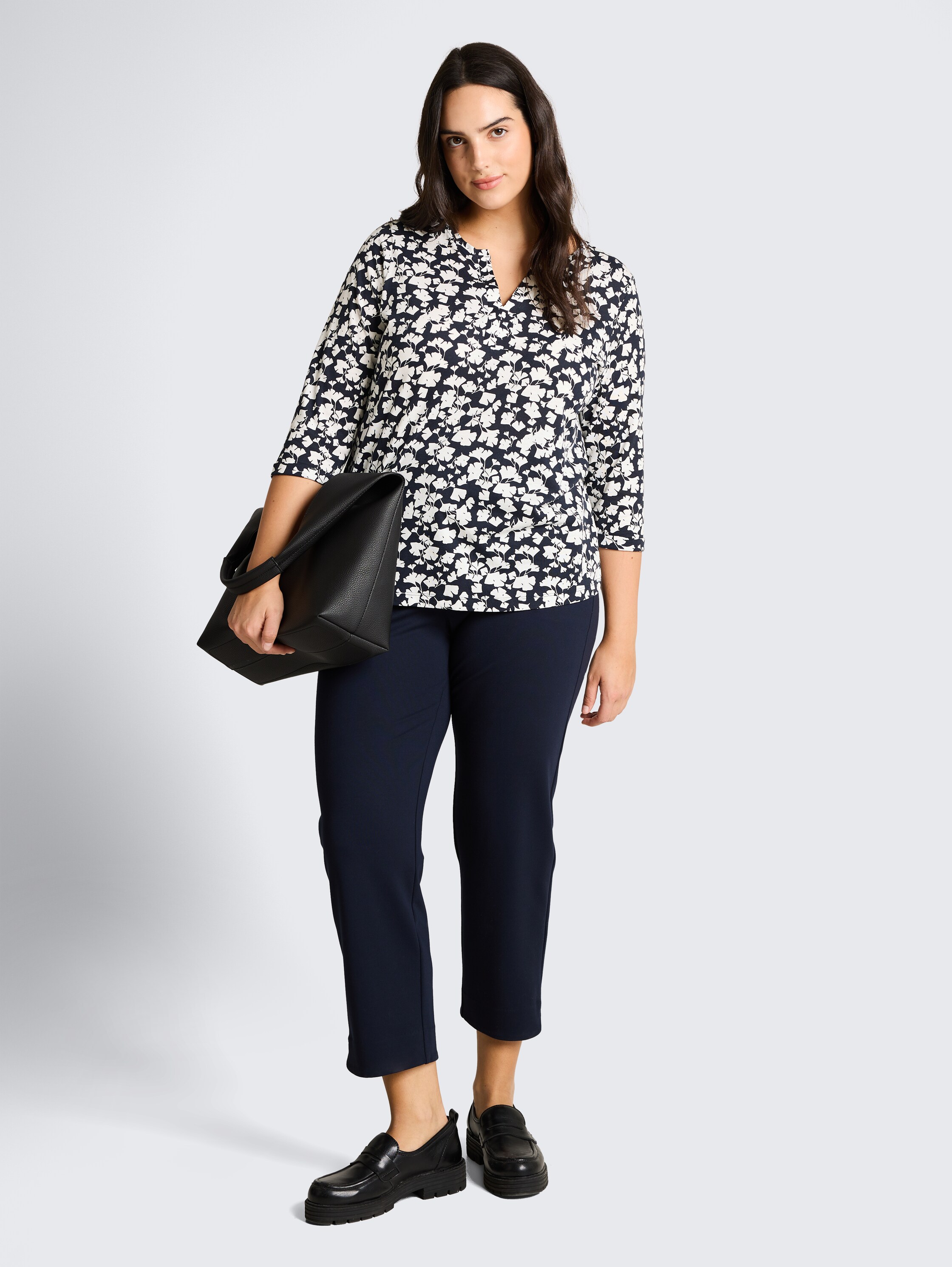 Plus Size - Langarmshirt mit Muster - blue ginkgo minimal - Model-Vorderansicht