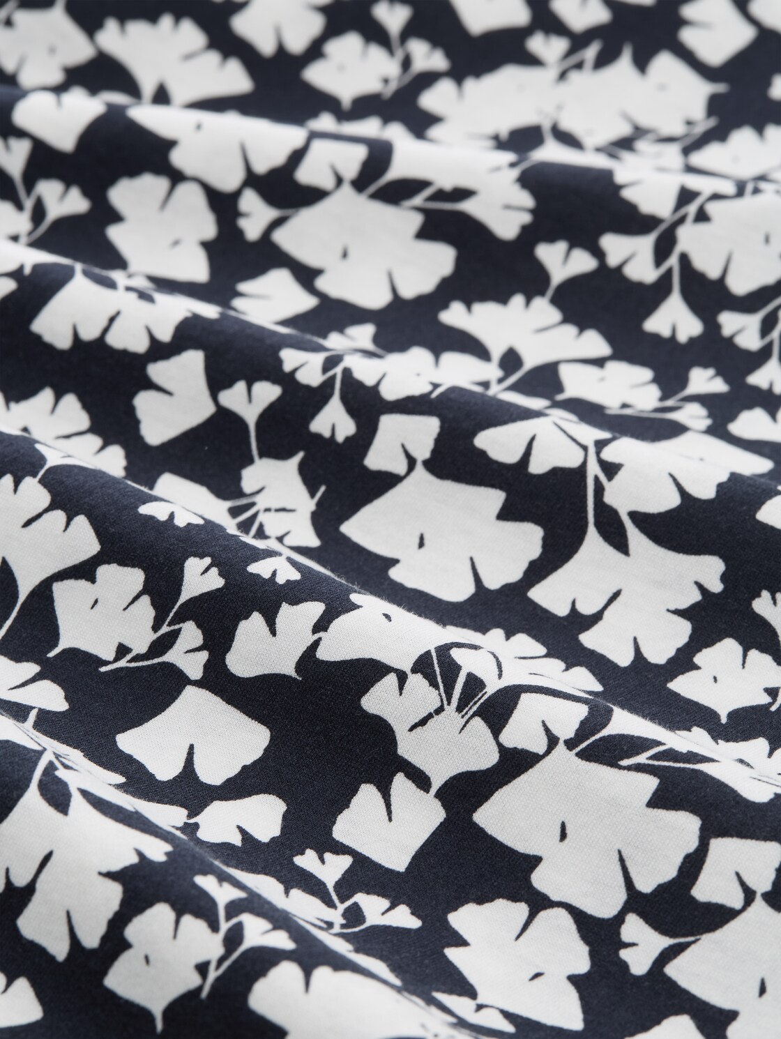 Plus Size - Langarmshirt mit Muster - blue ginkgo minimal - Material-Ansicht