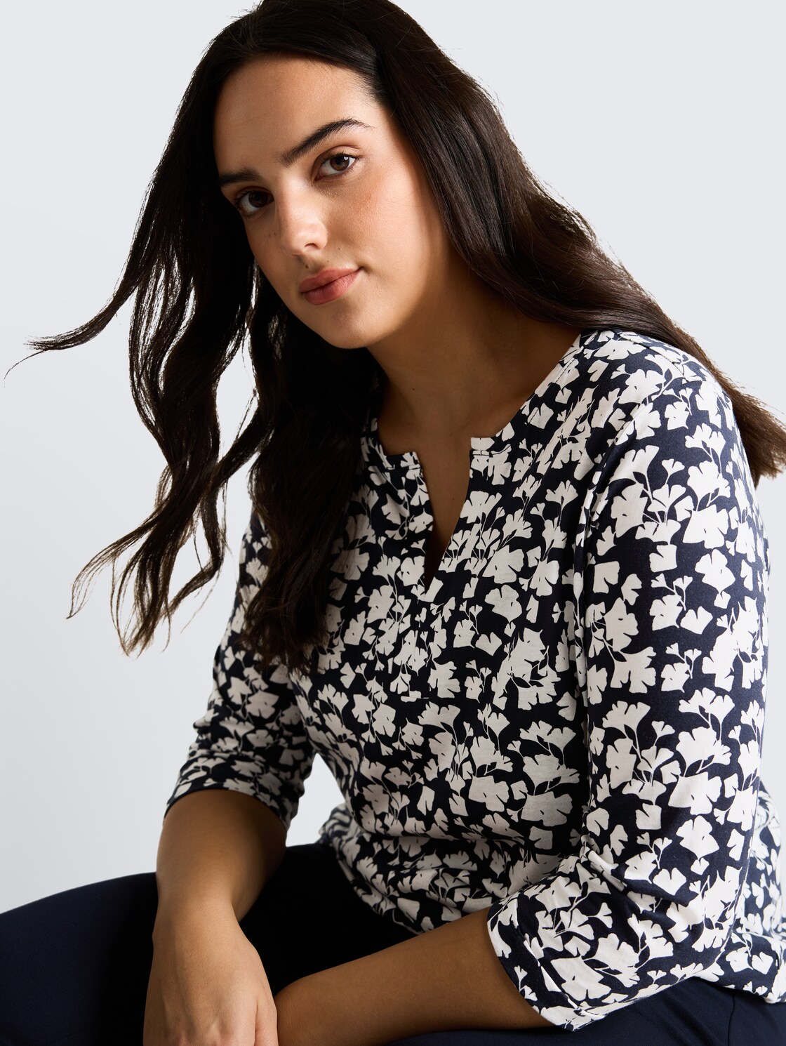 Plus Size - Langarmshirt mit Muster - blue ginkgo minimal - Detail-Model-Ansicht