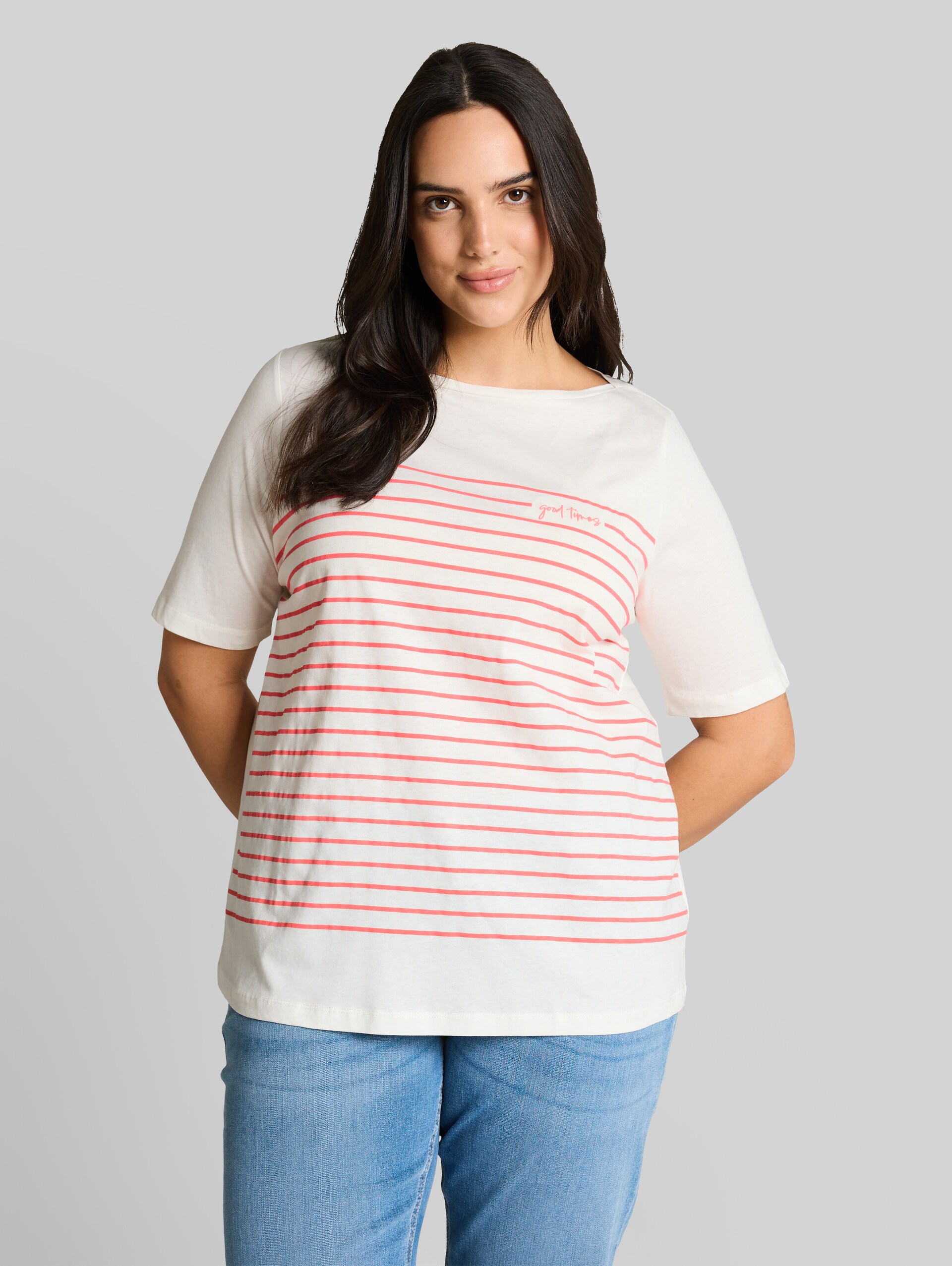 Plus Size - T-Shirt mit Streifenmuster - Whisper White - Ausschnitt Model-Vorderansicht