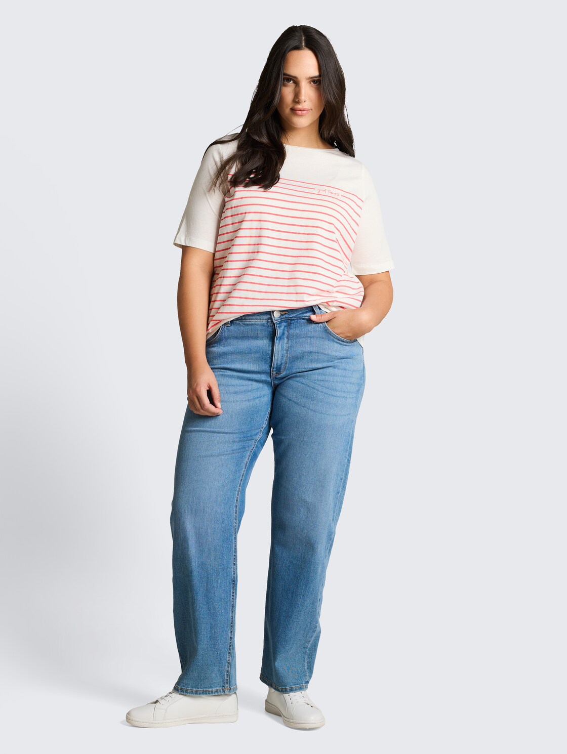 Plus Size - T-Shirt mit Streifenmuster - Whisper White - Model-Vorderansicht