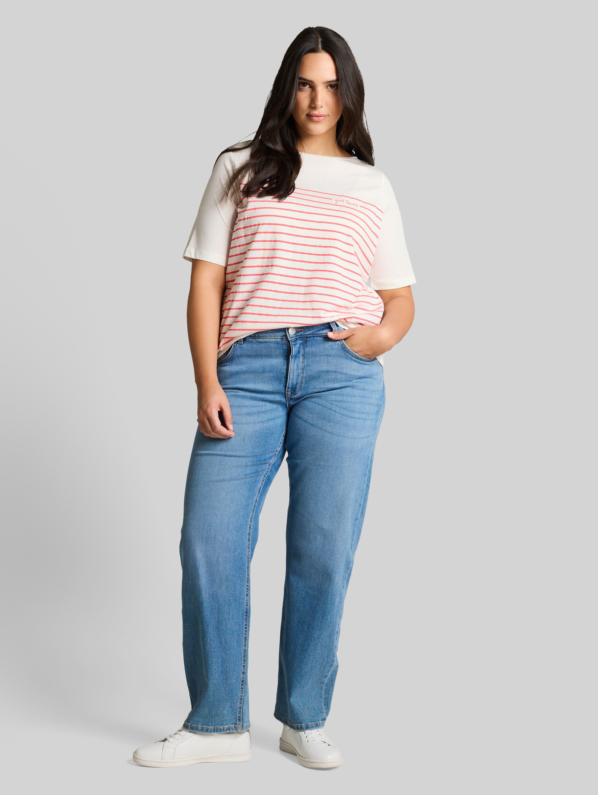 Plus Size - T-Shirt mit Streifenmuster - Whisper White - Model-Vorderansicht