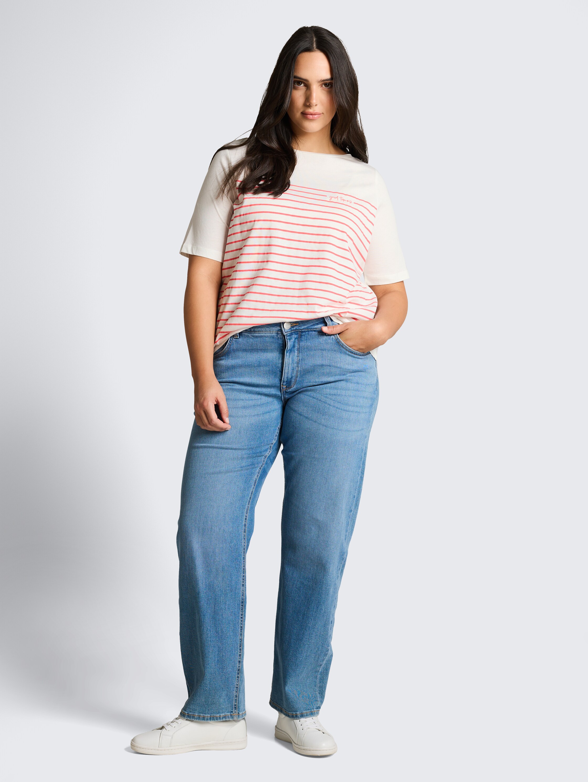 Plus Size - T-Shirt mit Streifenmuster - Whisper White - Model-Vorderansicht