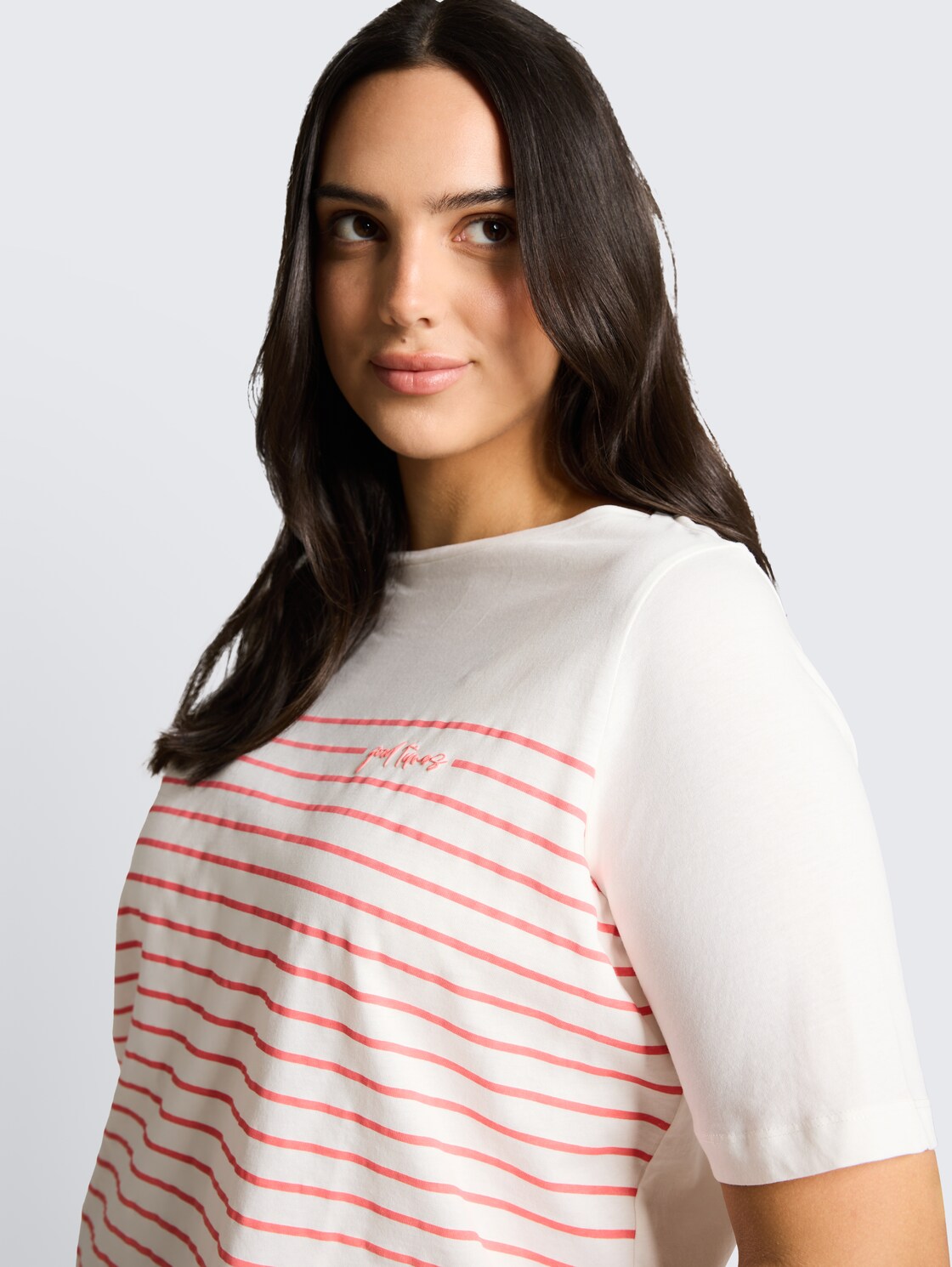 Plus Size - T-Shirt mit Streifenmuster - Whisper White - Detail-Model-Ansicht