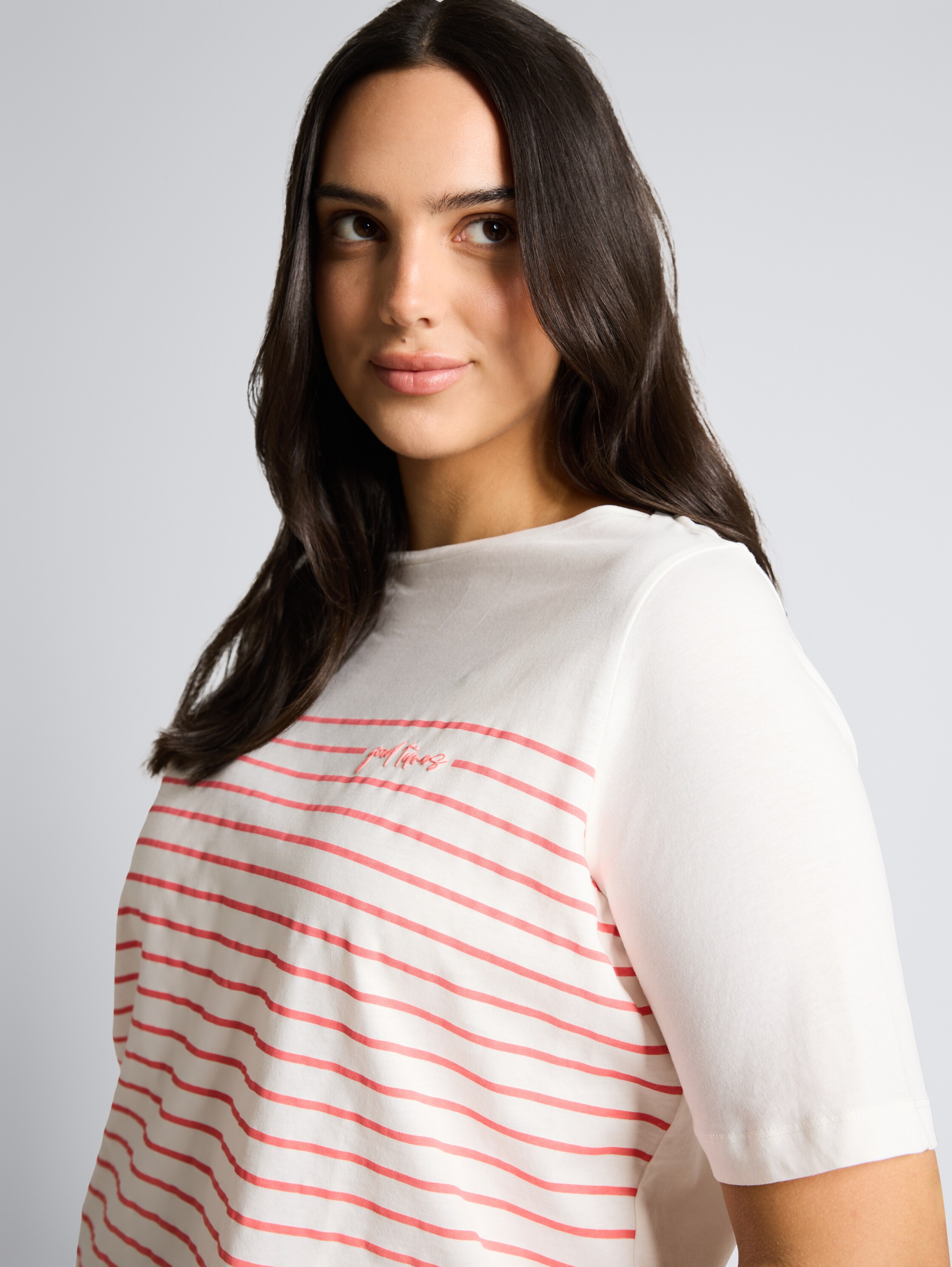 Plus Size - T-Shirt mit Streifenmuster - Whisper White - Detail-Model-Ansicht