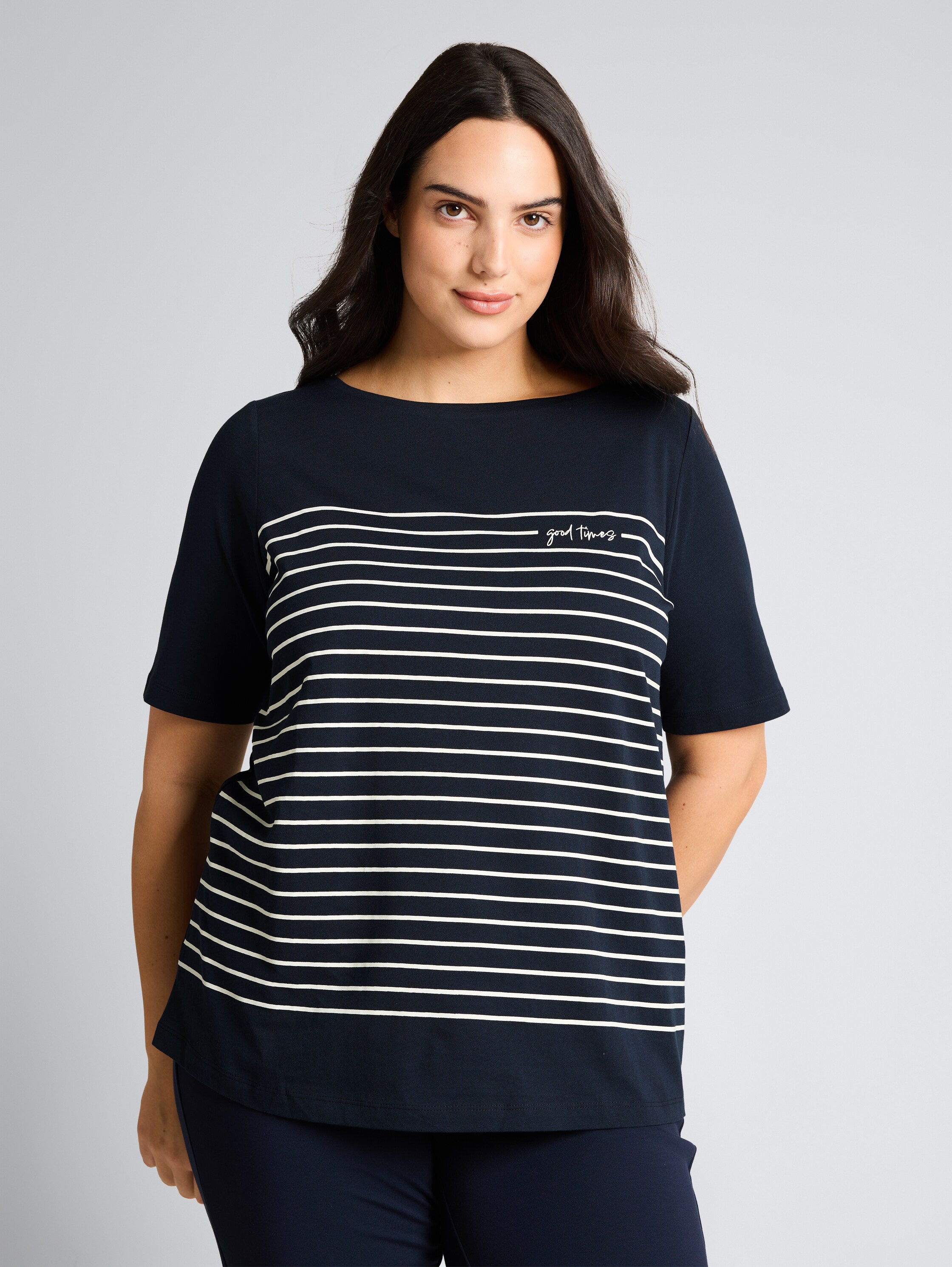 Plus Size - T-Shirt mit Streifenmuster - sky captain blue - Ausschnitt Model-Vorderansicht