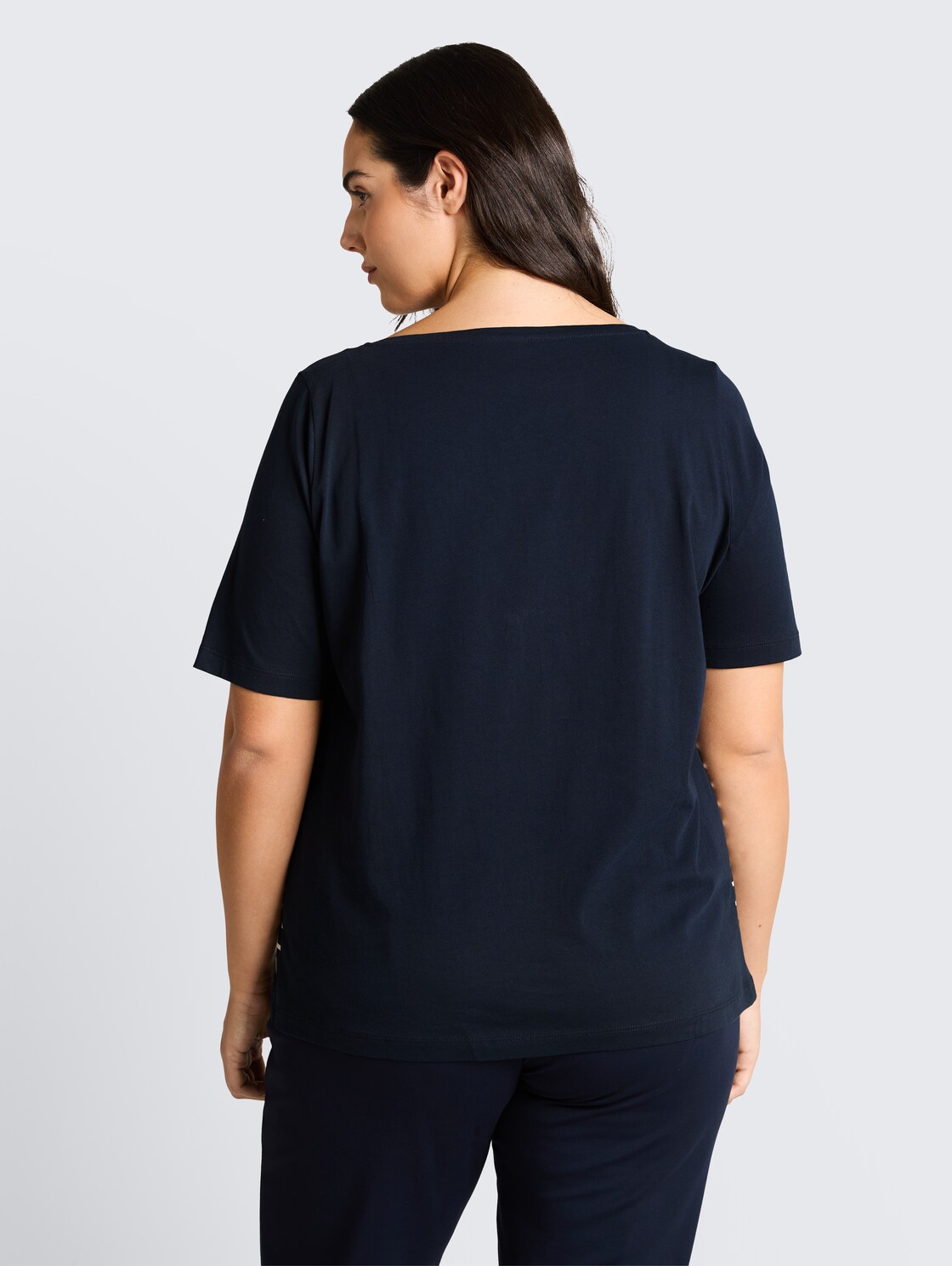 Plus Size - T-Shirt mit Streifenmuster - sky captain blue - Auschnitt Model-Rückansicht