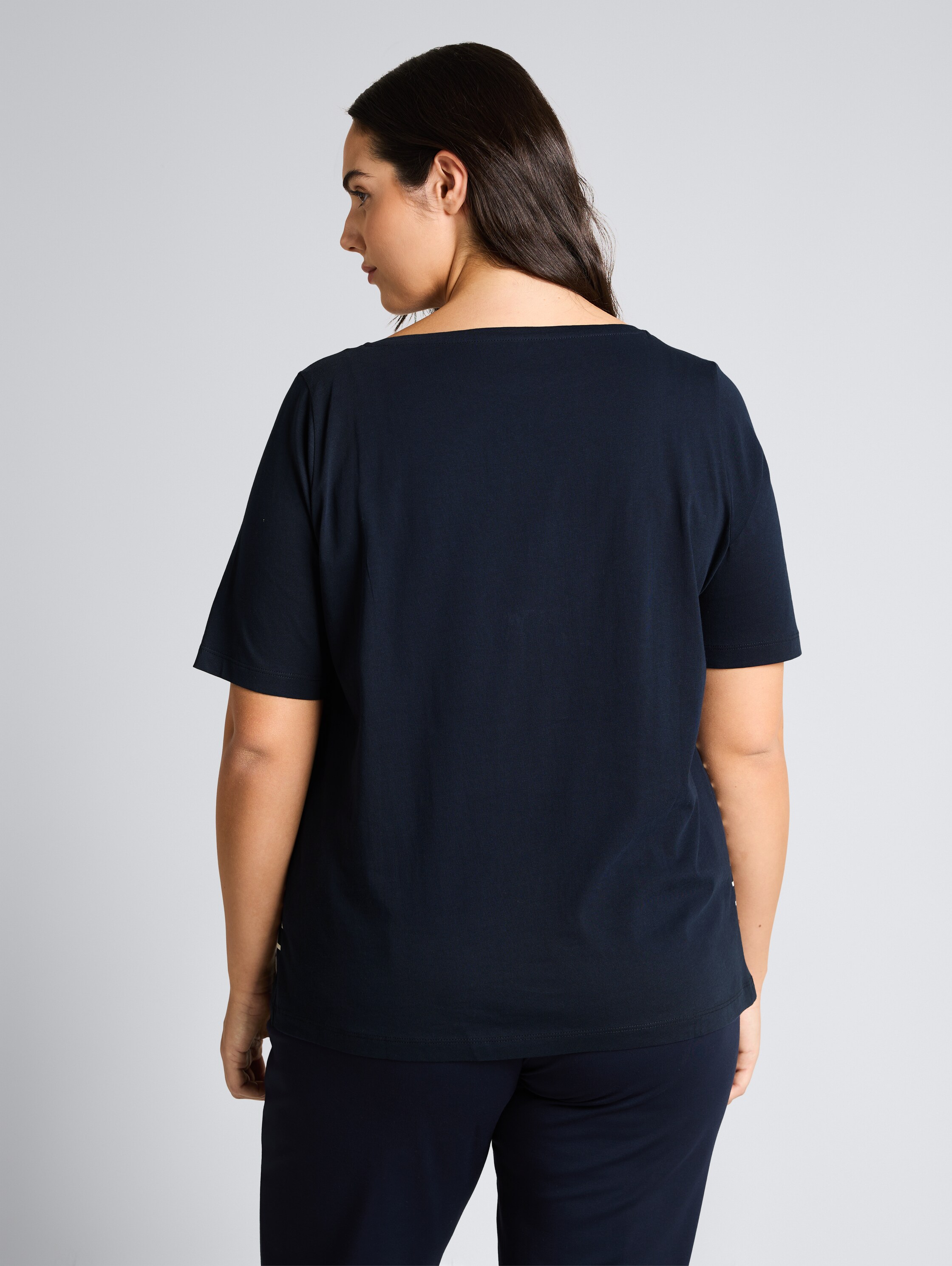Plus Size - T-Shirt mit Streifenmuster - sky captain blue - Auschnitt Model-Rückansicht