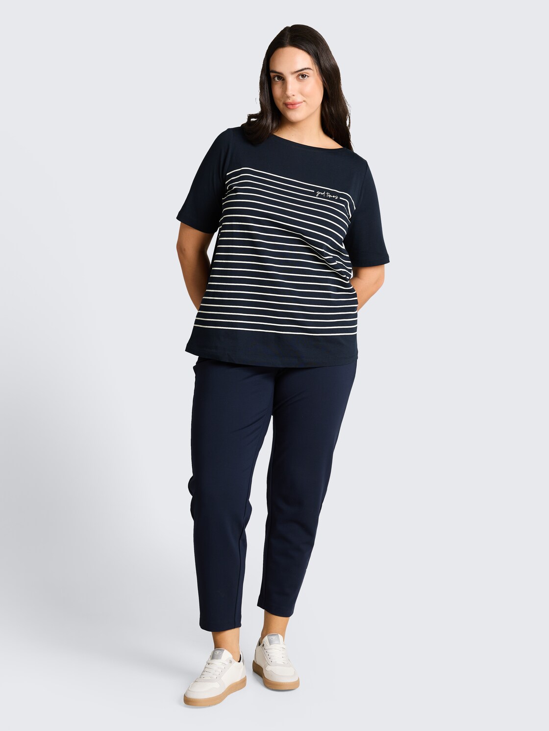 Plus Size - T-Shirt mit Streifenmuster - sky captain blue - Model-Vorderansicht