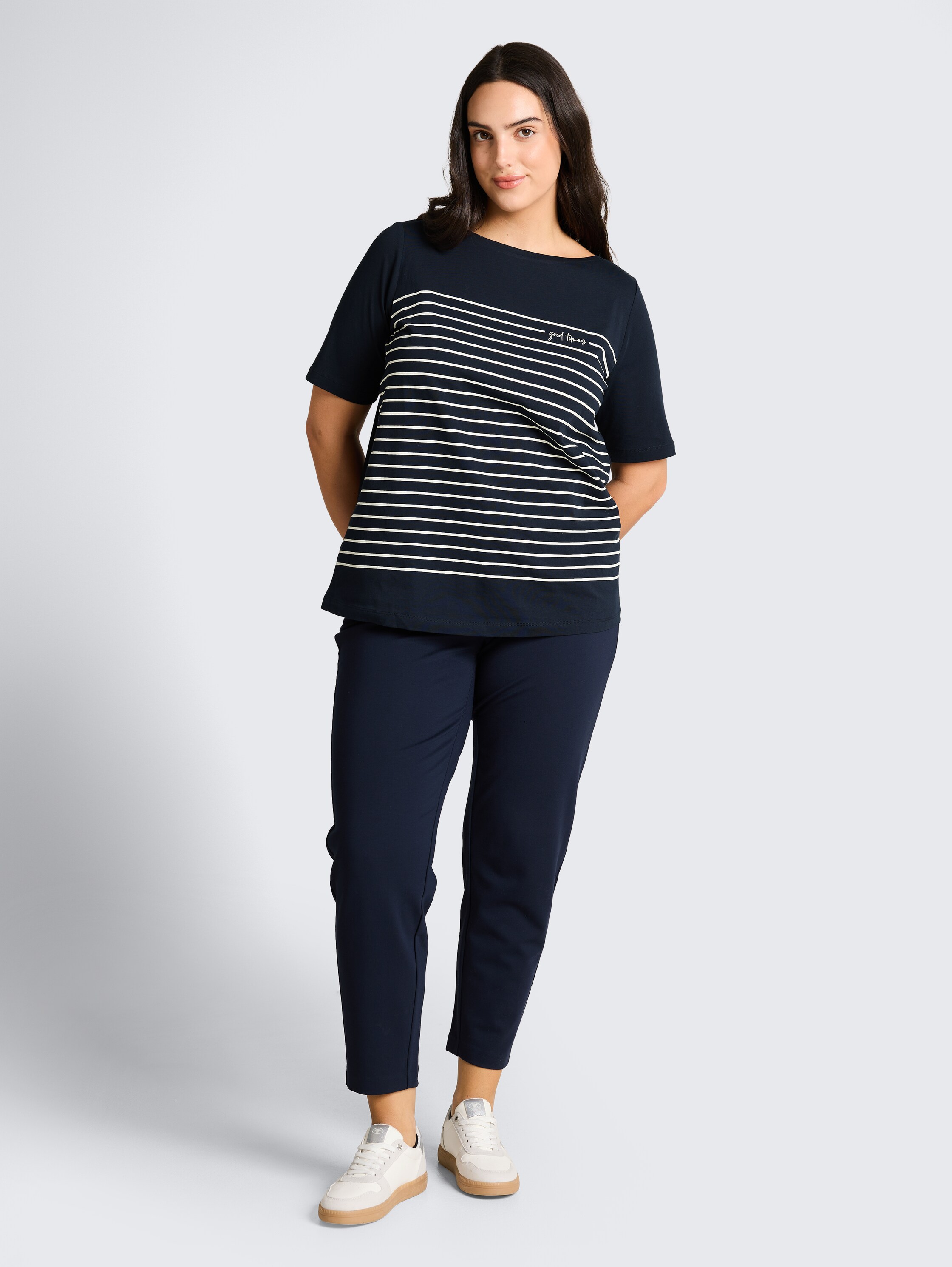 Plus Size - T-Shirt mit Streifenmuster - sky captain blue - Model-Vorderansicht