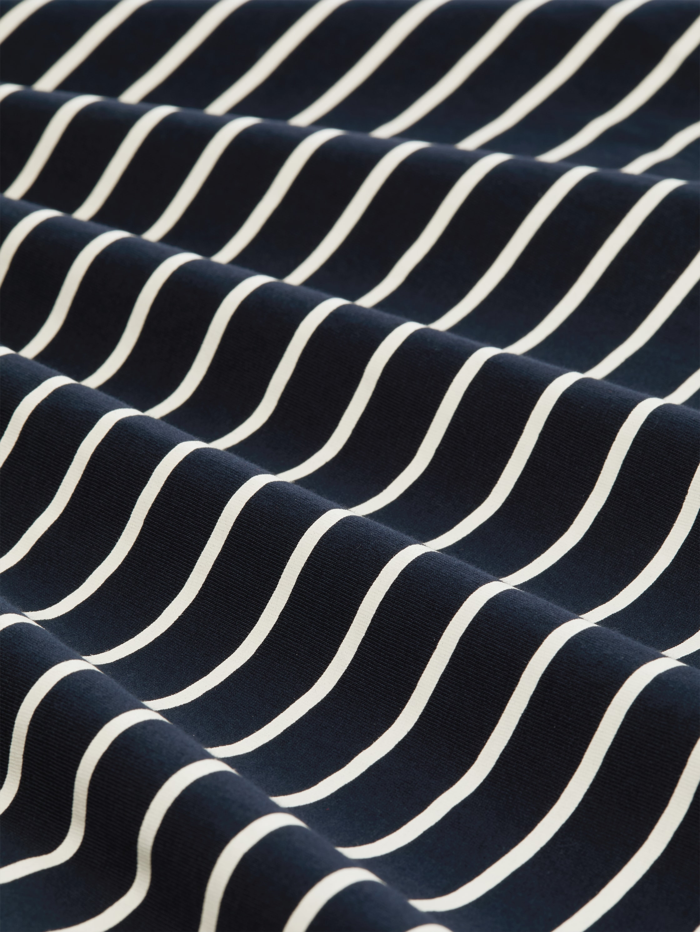 Plus Size - T-Shirt mit Streifenmuster - sky captain blue - Material-Ansicht