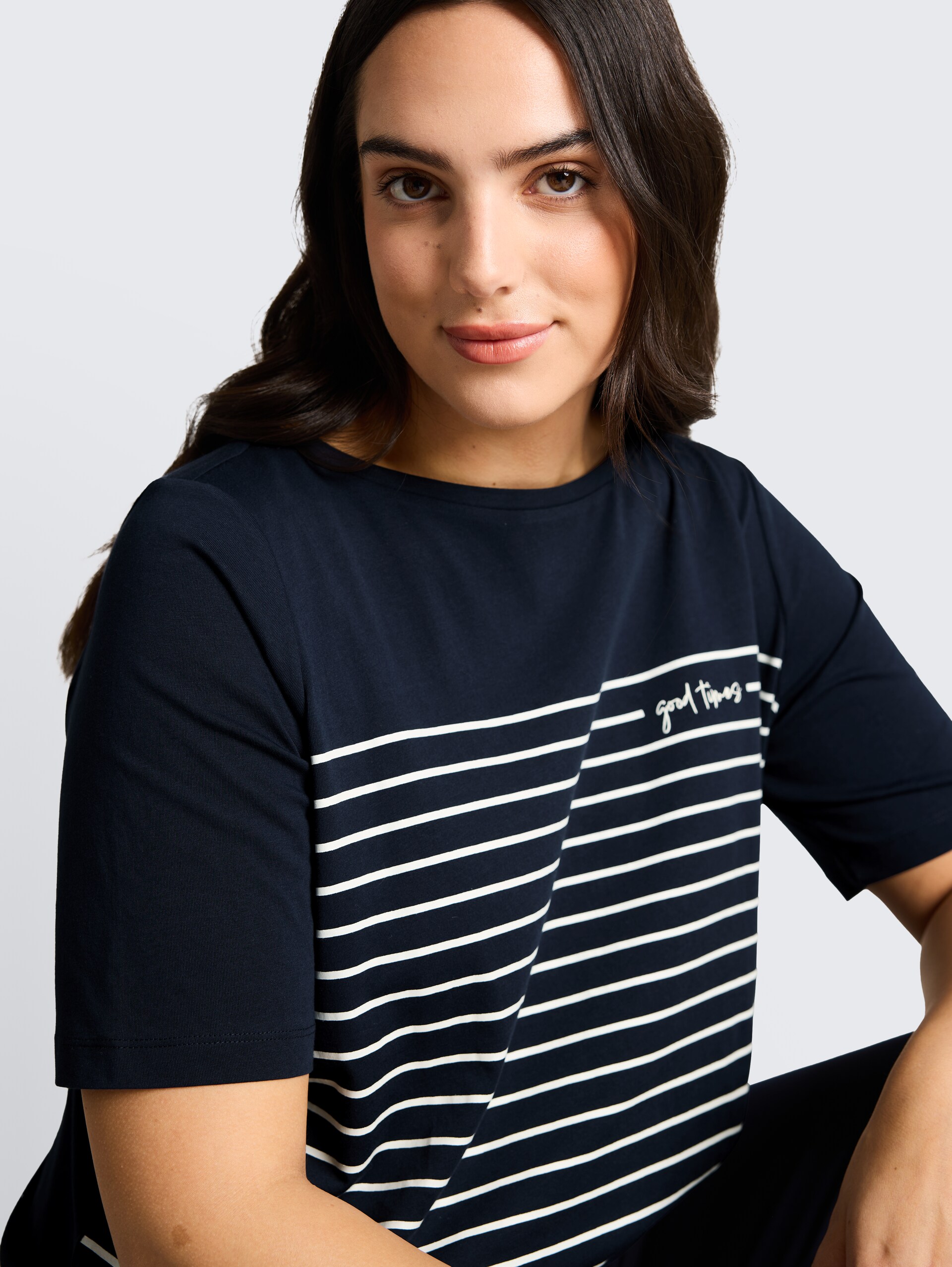 Plus Size - T-Shirt mit Streifenmuster - sky captain blue - Detail-Model-Ansicht