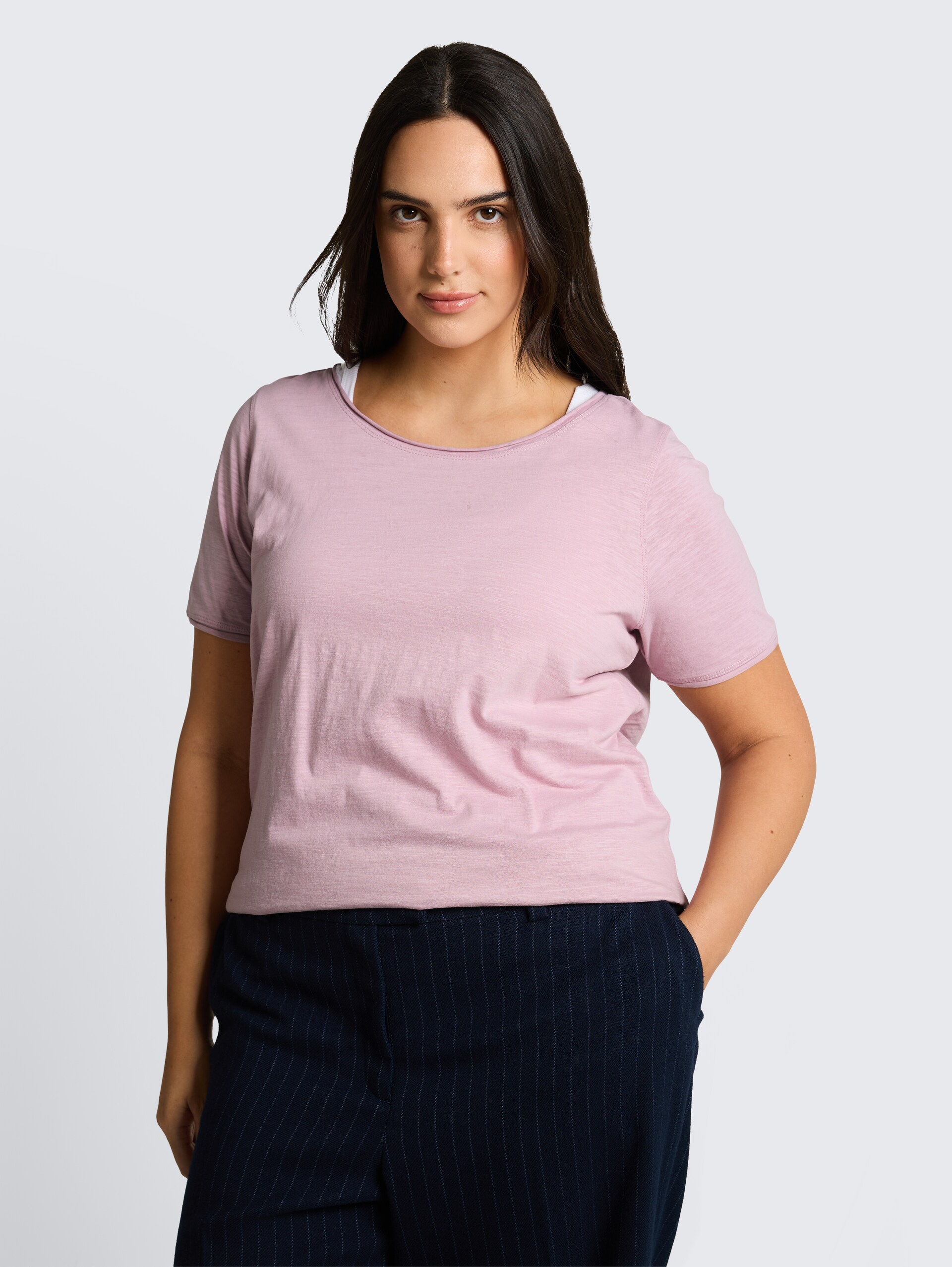 Plus Size - T-Shirt aus Baumwolle - light elderberry - Ausschnitt Model-Vorderansicht