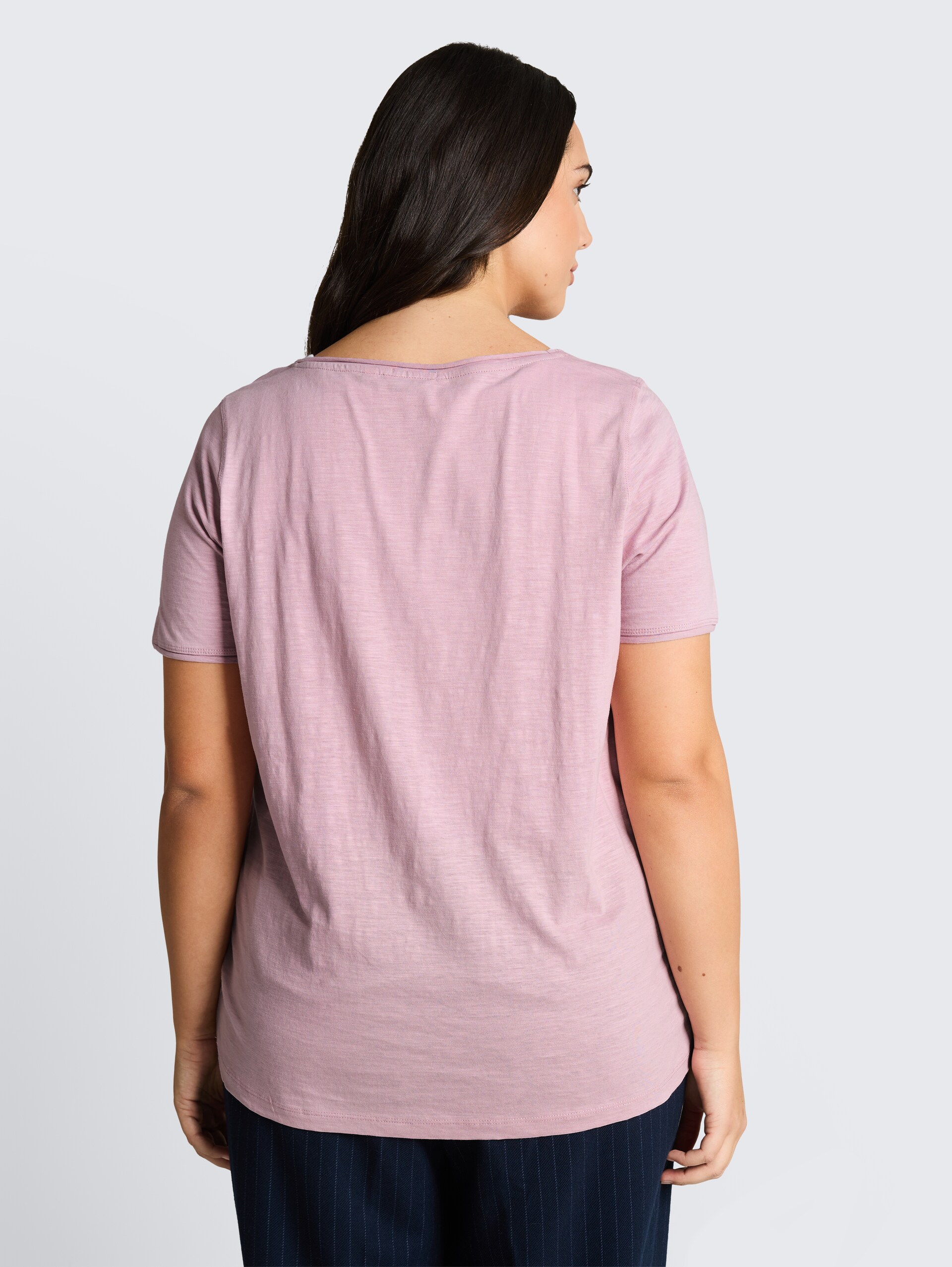 Plus Size - T-Shirt aus Baumwolle - light elderberry - Auschnitt Model-Rückansicht