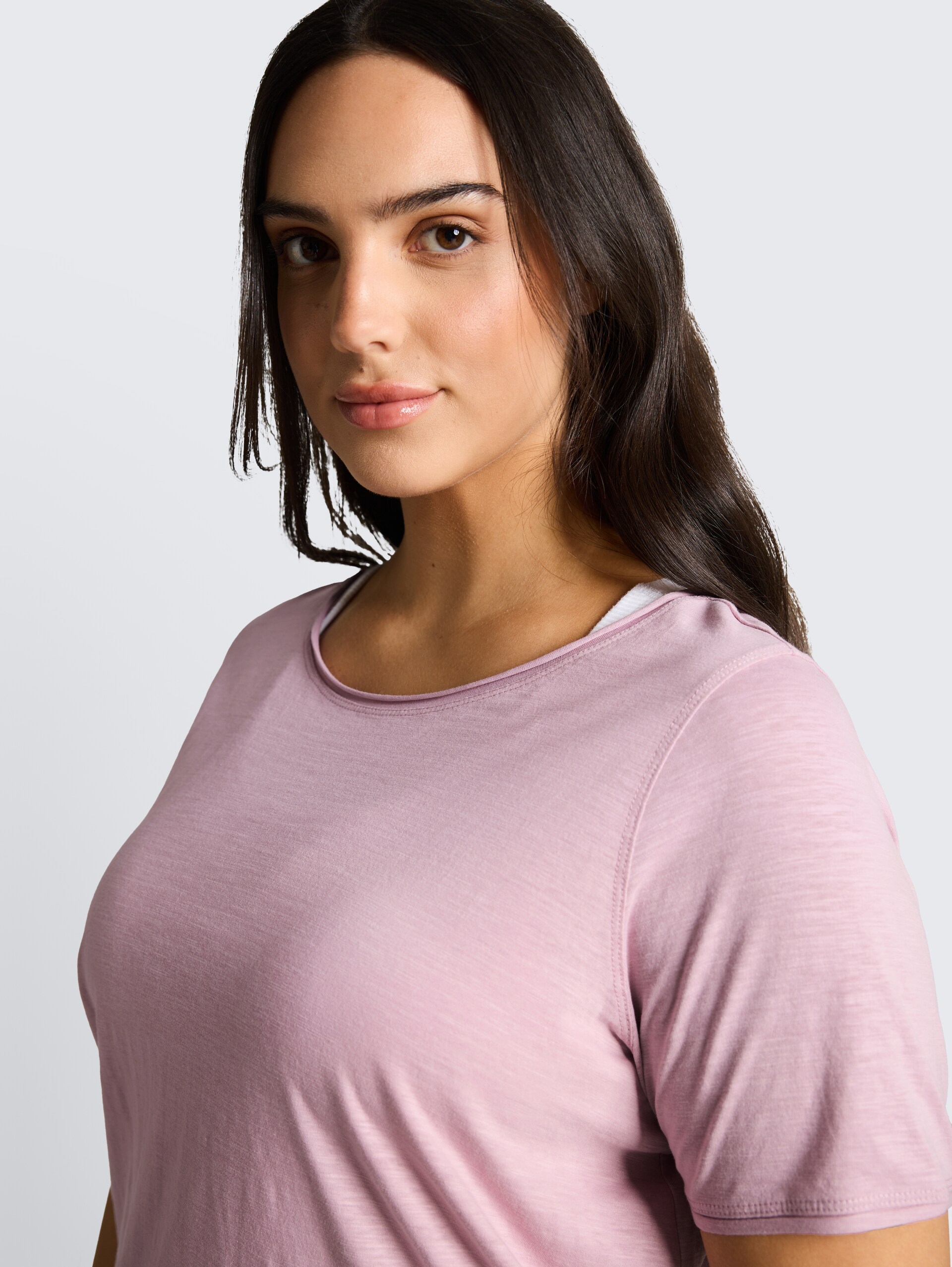 Plus Size - T-Shirt aus Baumwolle - light elderberry - Detail-Model-Ansicht