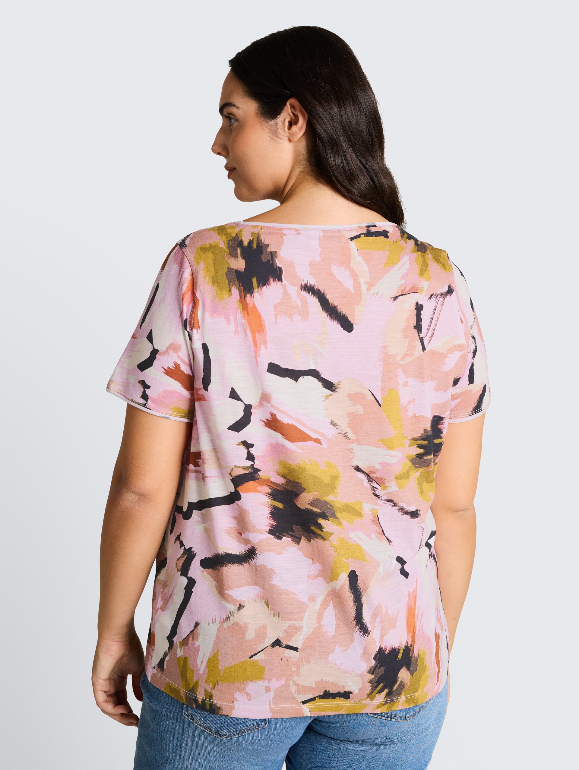 Plus Size - T-shirt van katoen - big abstract flower print - Neklijn model-achteraanzicht