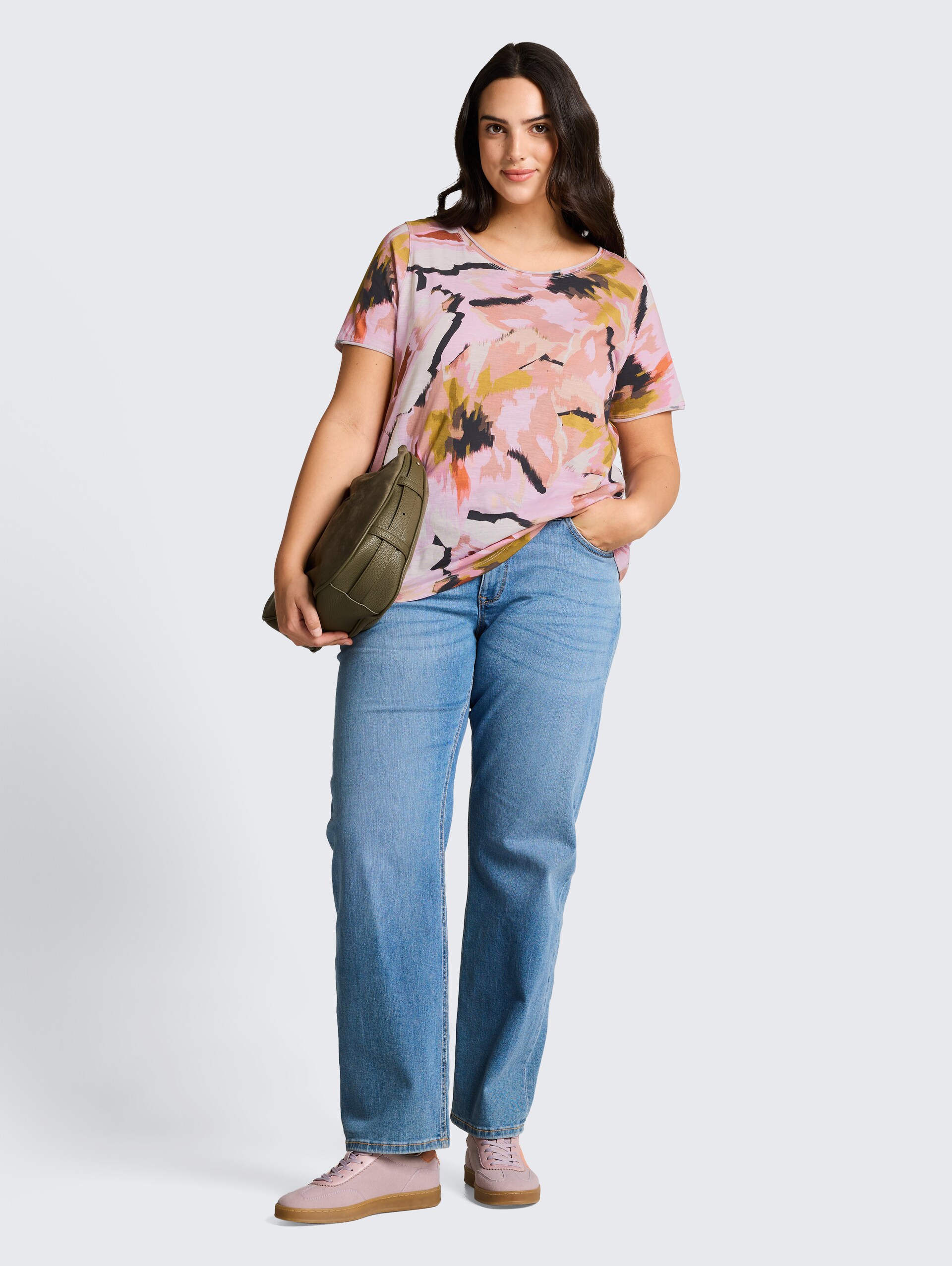 Plus Size - T-shirt van katoen - big abstract flower print - Model vooraanzicht