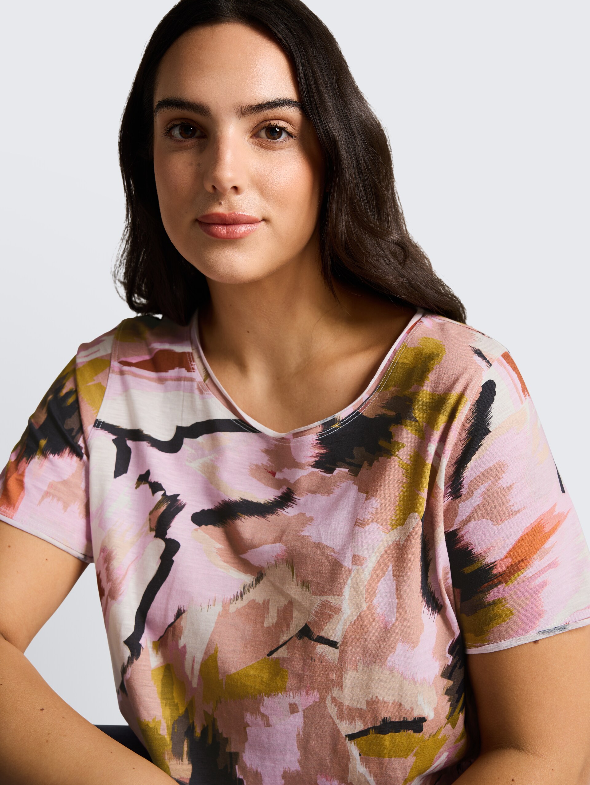 Plus Size - T-shirt van katoen - big abstract flower print - Detailaanzicht model