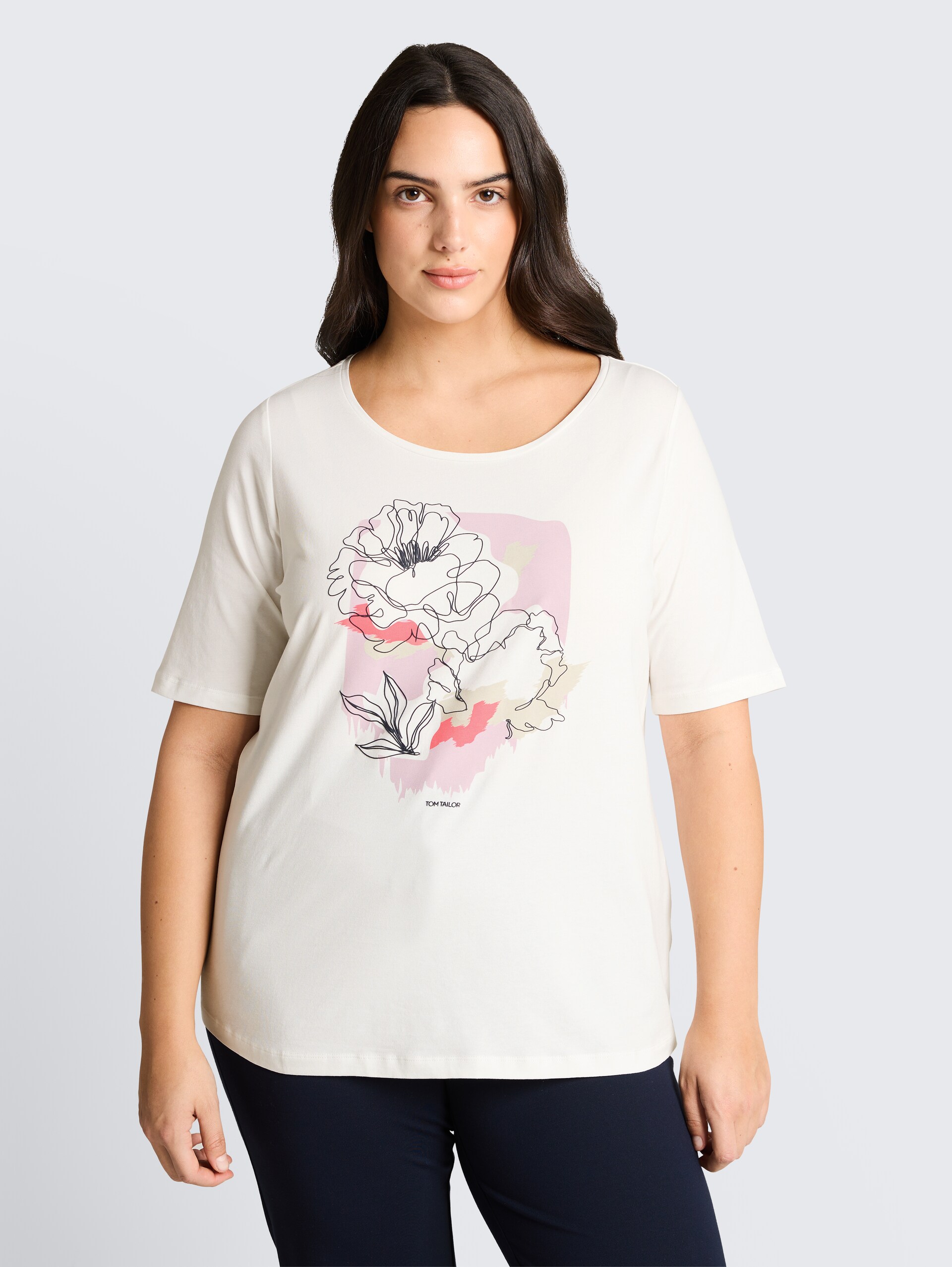 Plus Size - T-Shirt mit Print - Whisper White - Ausschnitt Model-Vorderansicht