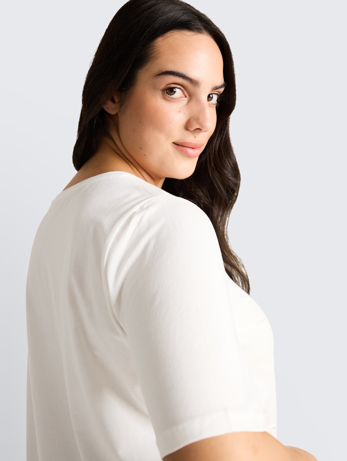 Plus Size - T-Shirt mit Print - Whisper White - Detail-Model-Ansicht