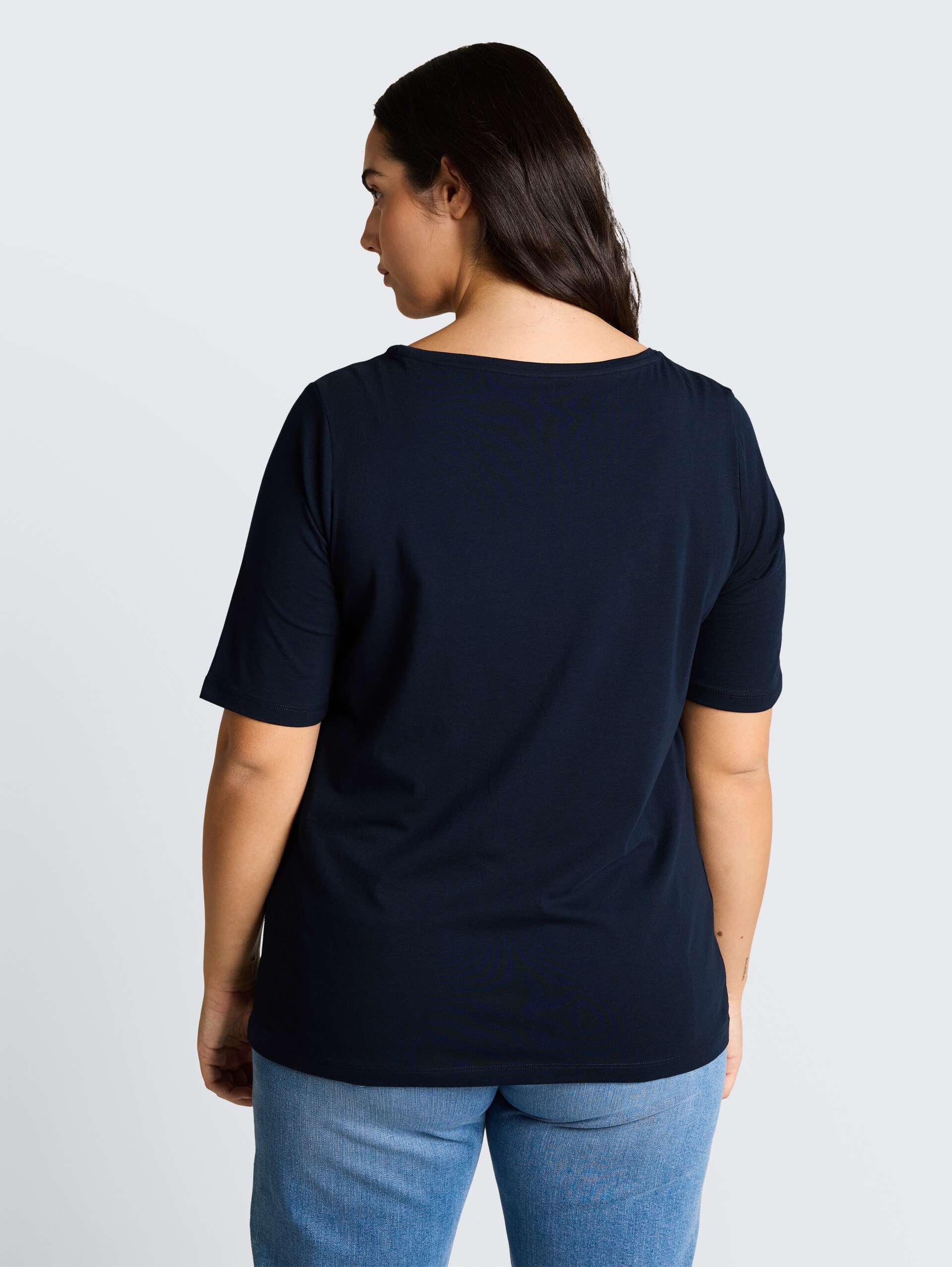 Plus Size - T-Shirt mit Print - sky captain blue - Auschnitt Model-Rückansicht