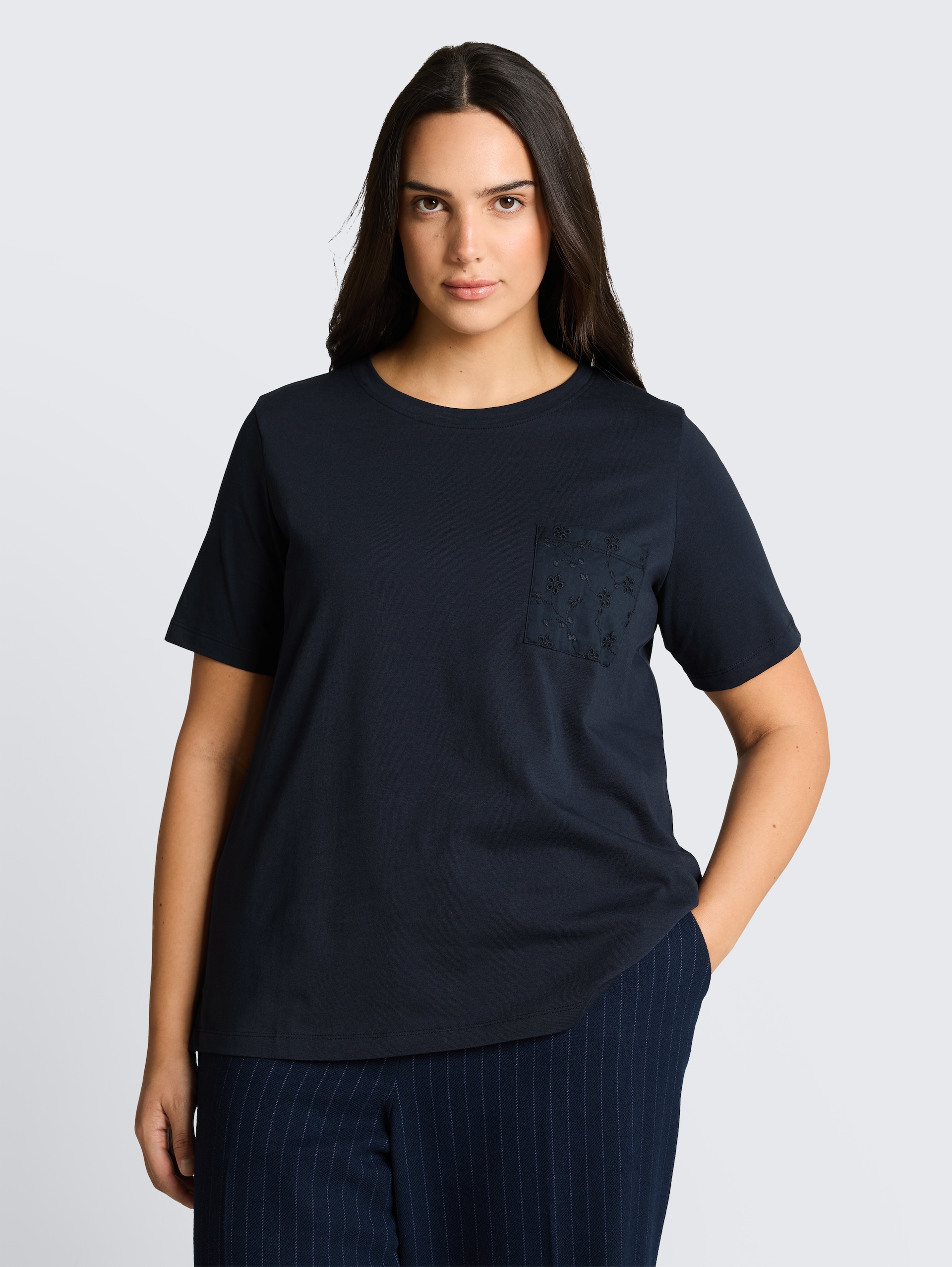 Plus Size - Boxy Fit T-shirt met borstzak - sky captain blue - Nek model vooraanzicht