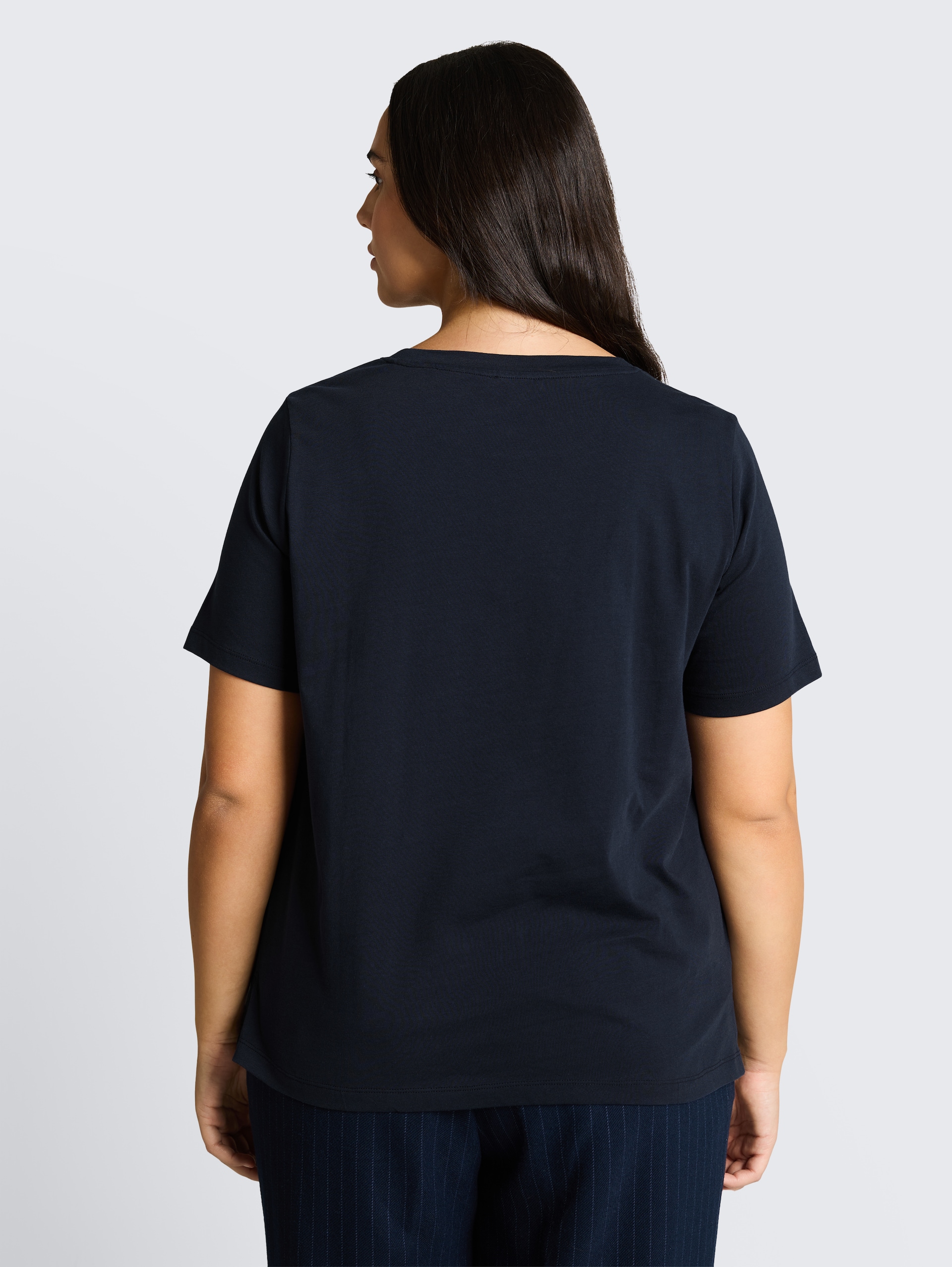 Plus Size - Boxy Fit T-shirt met borstzak - sky captain blue - Neklijn model-achteraanzicht