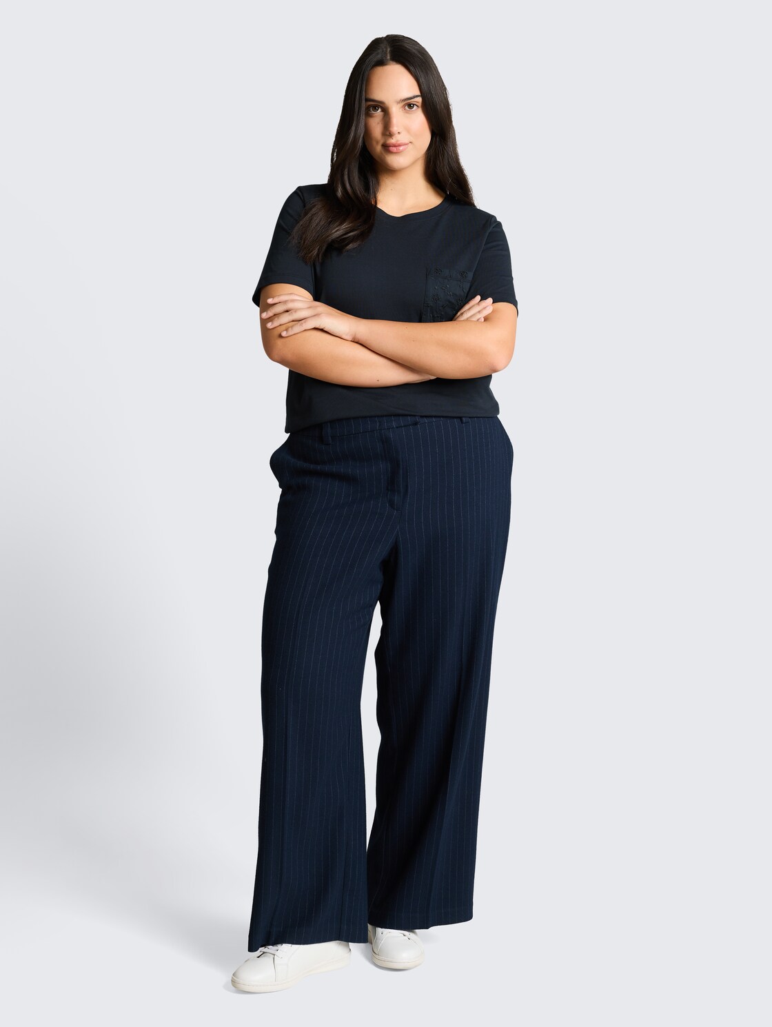 Plus Size - Boxy Fit T-Shirt mit Brusttasche - sky captain blue - Model-Vorderansicht