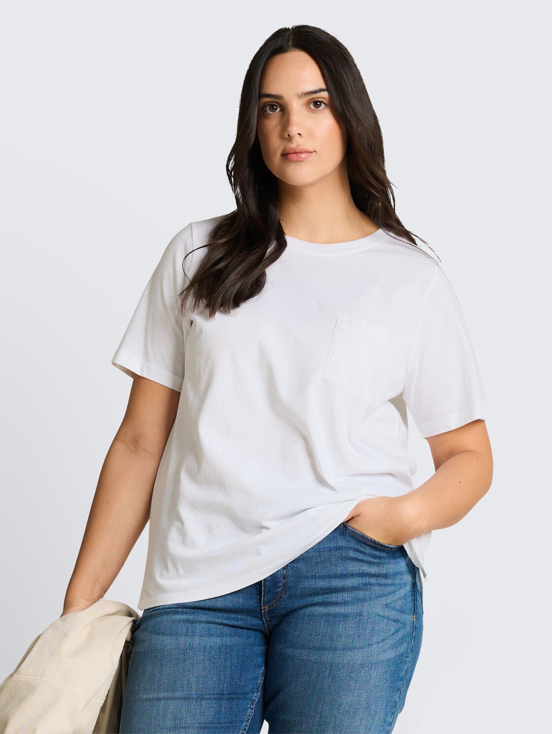 Plus Size - Boxy Fit T-Shirt mit Brusttasche - White - Ausschnitt Model-Vorderansicht