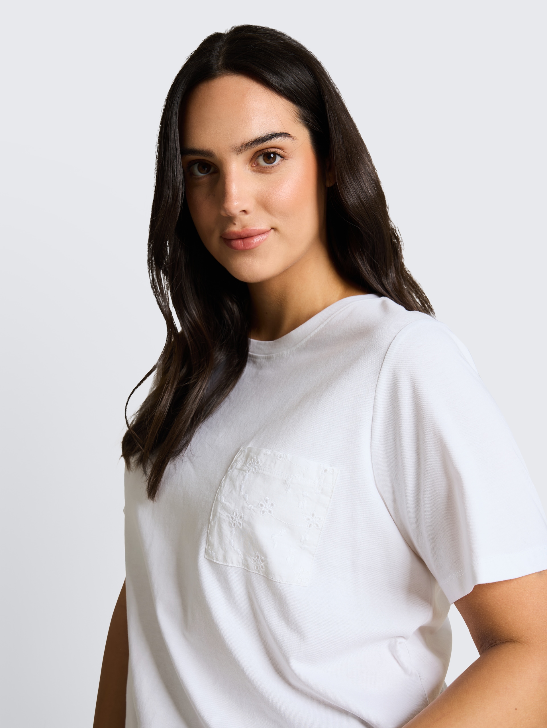 Plus Size - Boxy Fit T-Shirt mit Brusttasche - White - Detail-Model-Ansicht