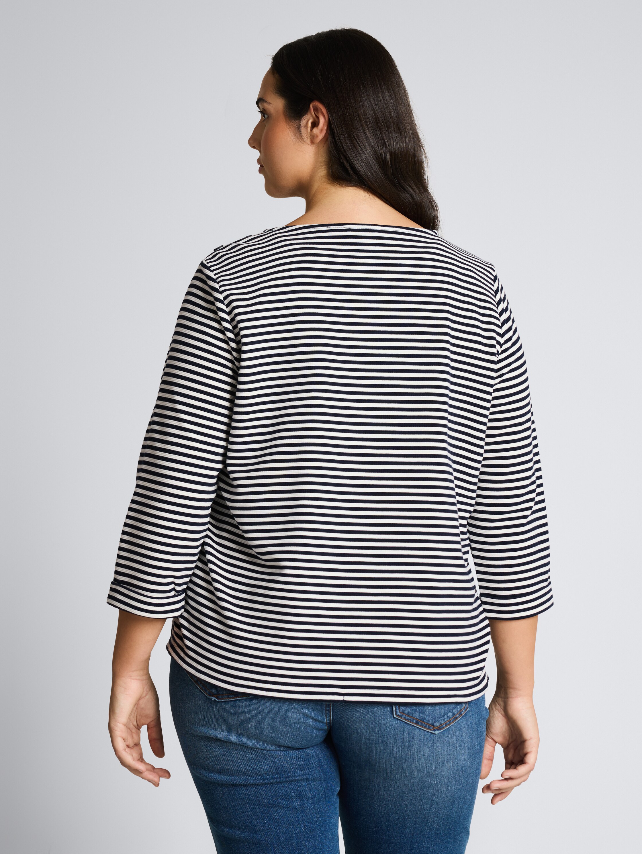Plus Size - Langarmshirt mit Knopf-Details - offwhite navy regular stripe - Auschnitt Model-Rückansicht