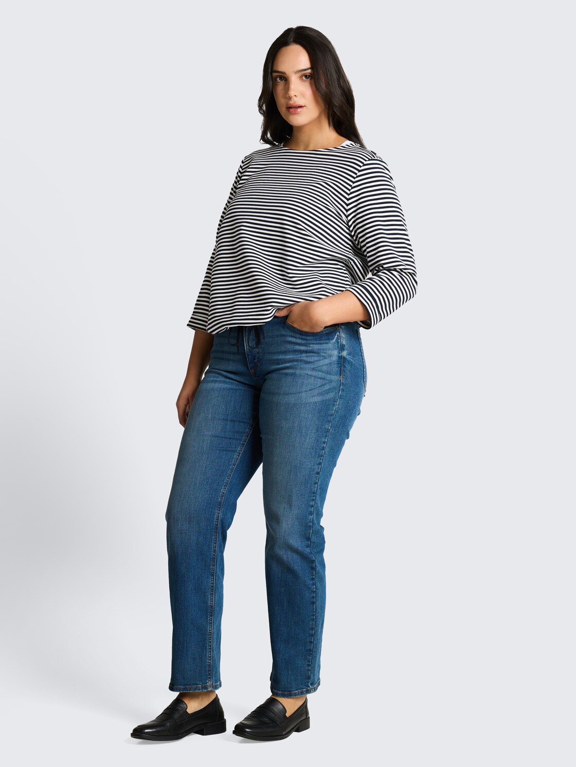 Plus Size - Langarmshirt mit Knopf-Details - offwhite navy regular stripe - Model-Vorderansicht