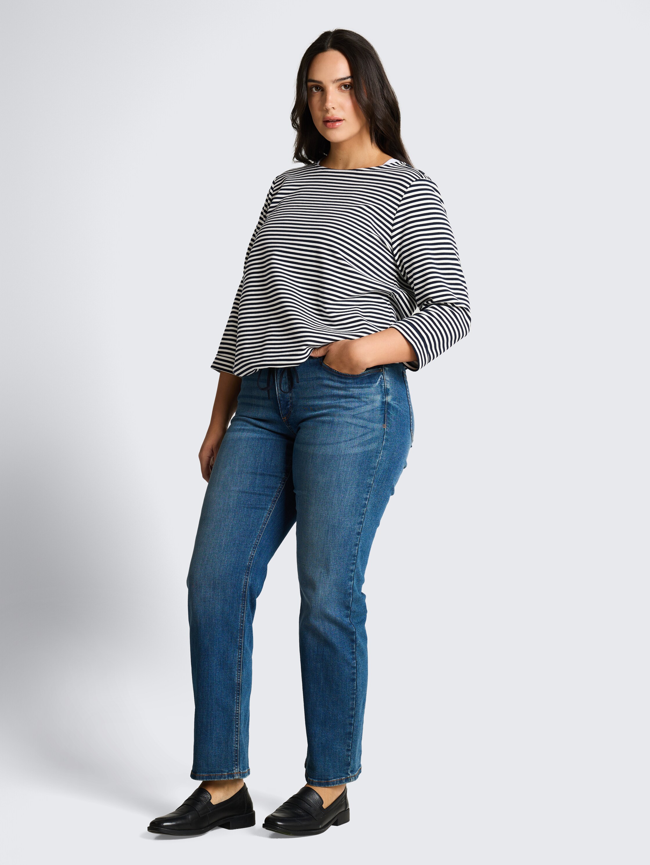Plus Size - Langarmshirt mit Knopf-Details - offwhite navy regular stripe - Model-Vorderansicht