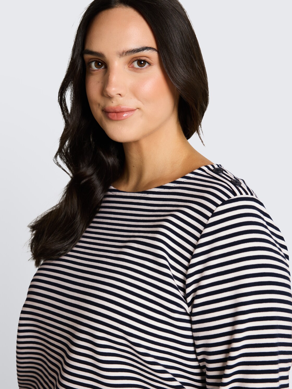 Plus Size - Langarmshirt mit Knopf-Details - offwhite navy regular stripe - Detail-Model-Ansicht