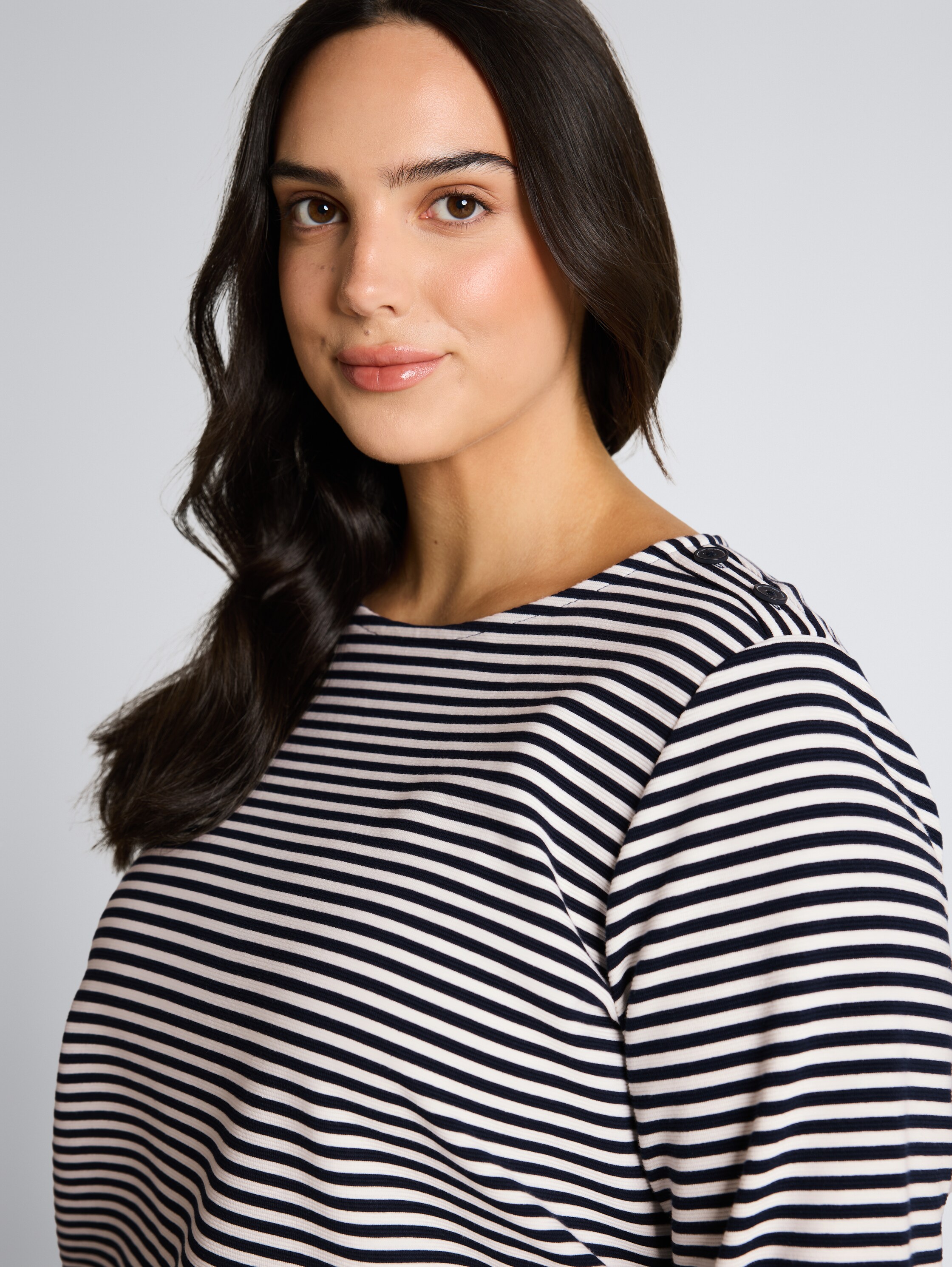 Plus Size - Langarmshirt mit Knopf-Details - offwhite navy regular stripe - Detail-Model-Ansicht
