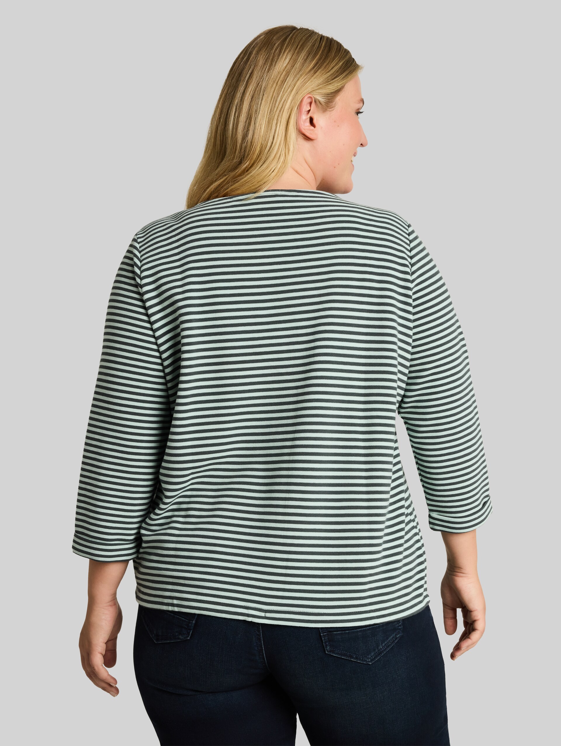 Plus Size - Langarmshirt mit Knopf-Details - darkest olive green stripe - Auschnitt Model-Rückansicht