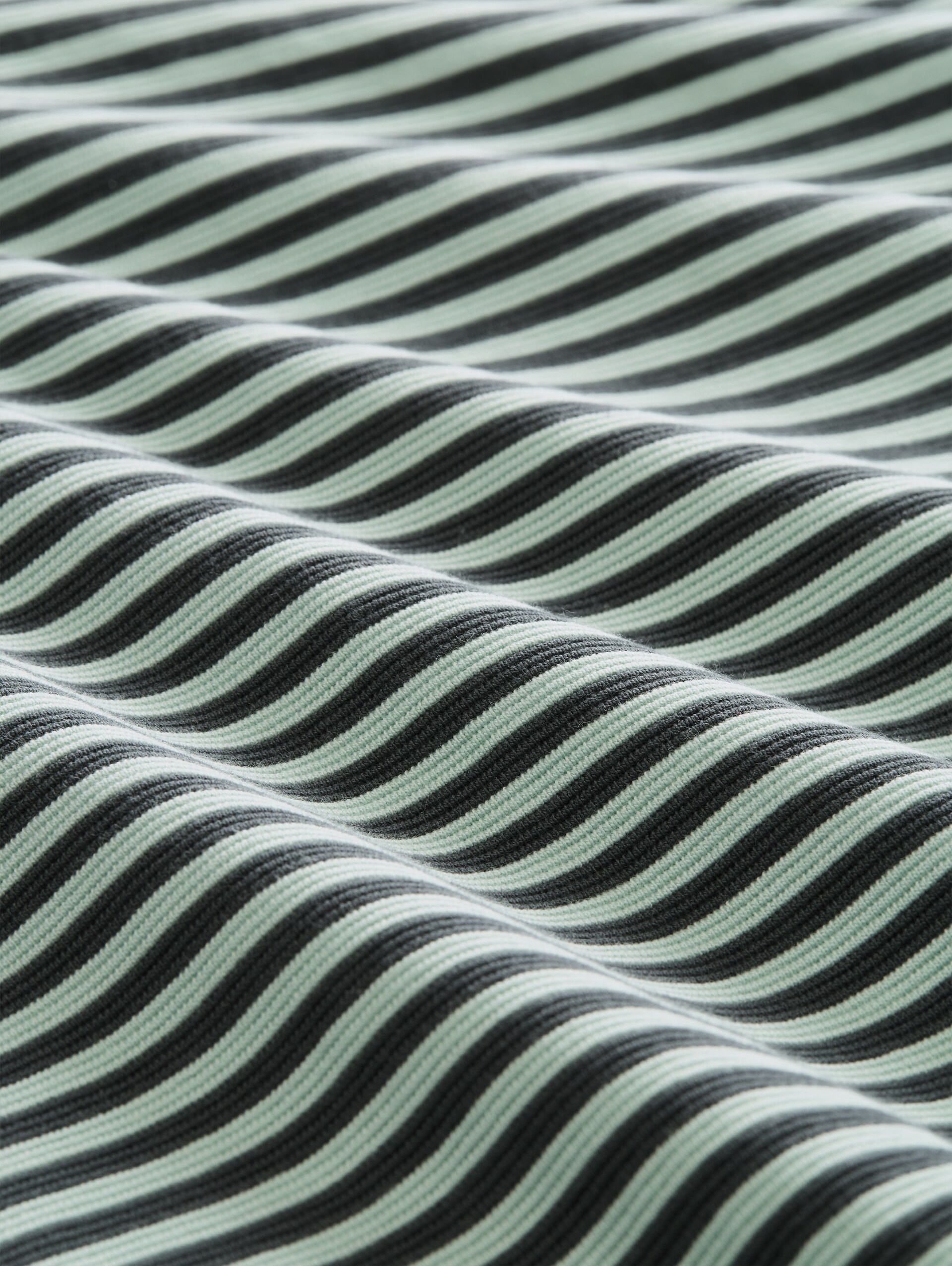 Plus Size - Langarmshirt mit Knopf-Details - darkest olive green stripe - Material-Ansicht