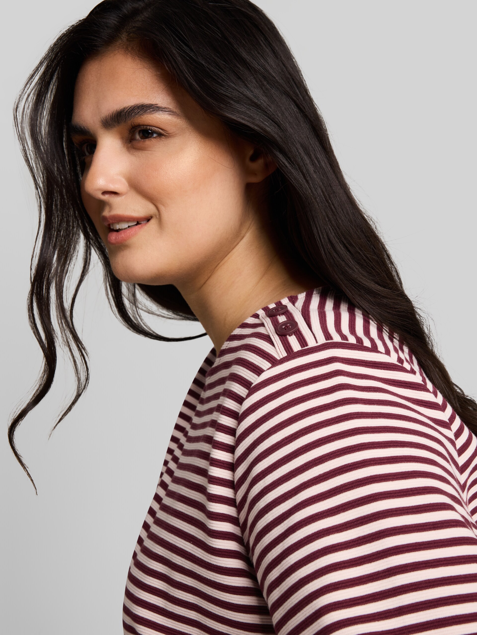 Plus Size - T-shirt met lange mouwen en knoopdetails - light pink preppy plum stripe - Detailaanzicht model