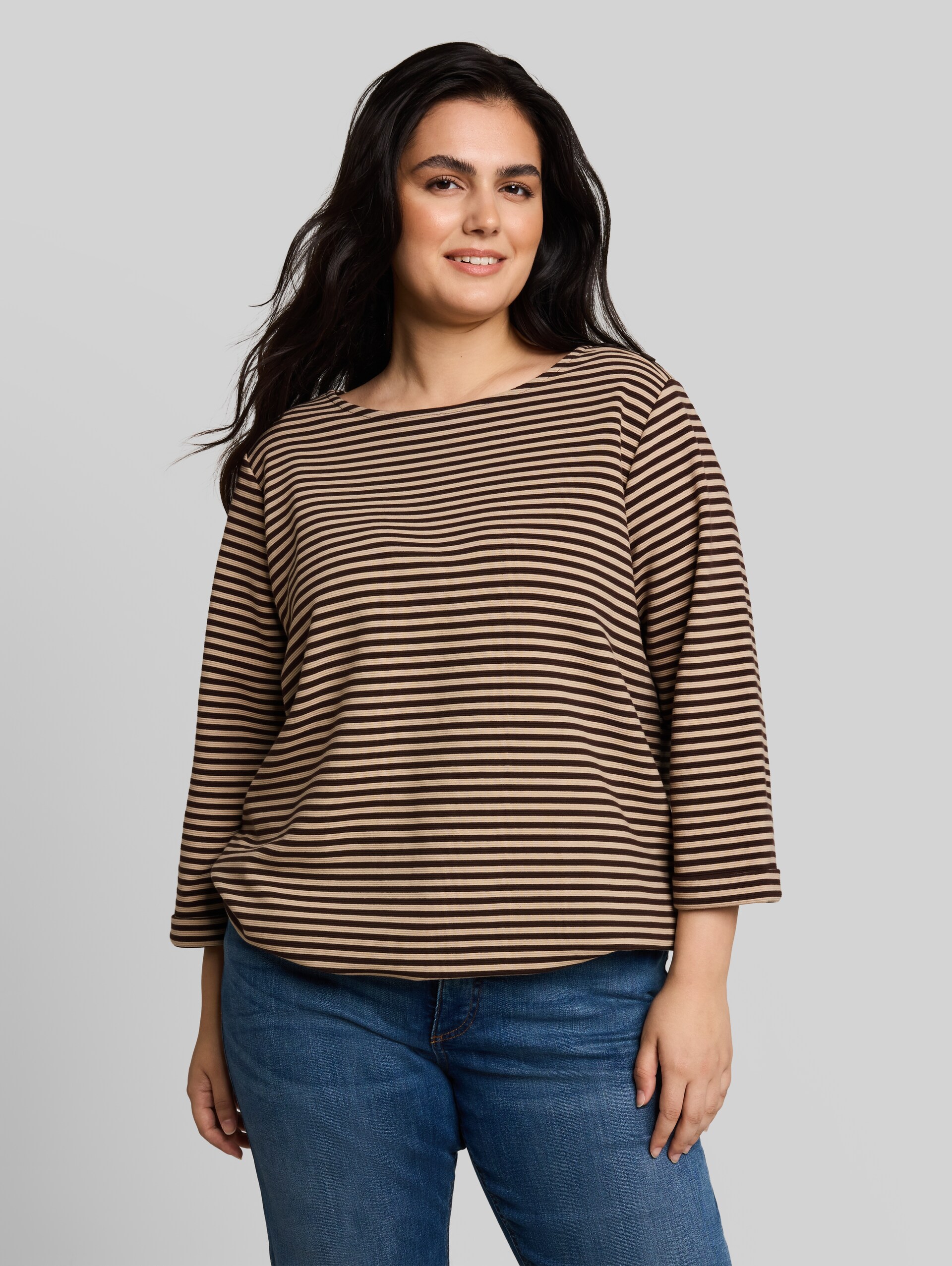 Plus Size - T-shirt met lange mouwen en knoopdetails - dark brown beige stripe - Nek model vooraanzicht