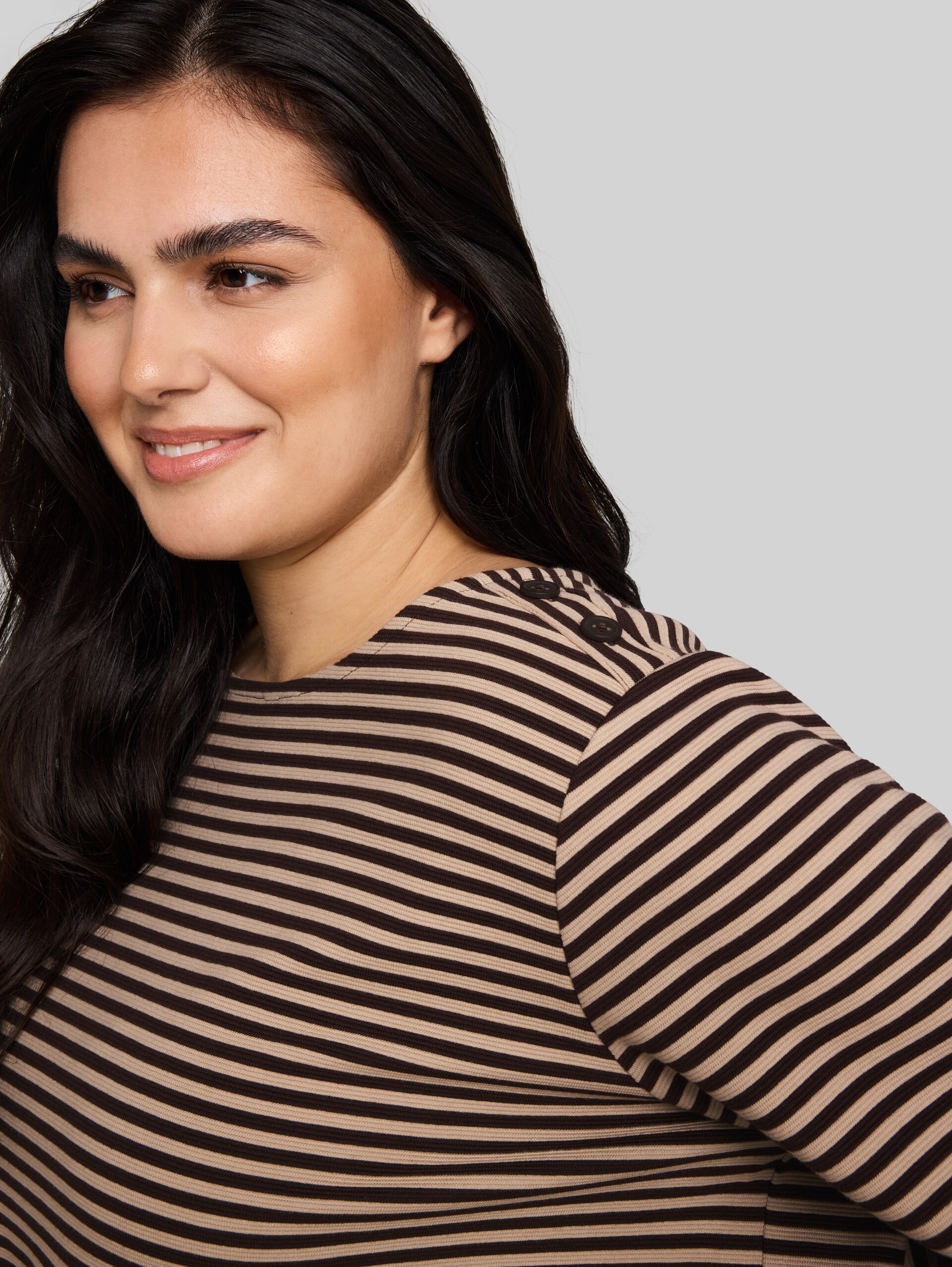 Plus Size - T-shirt met lange mouwen en knoopdetails - dark brown beige stripe - Detailaanzicht model