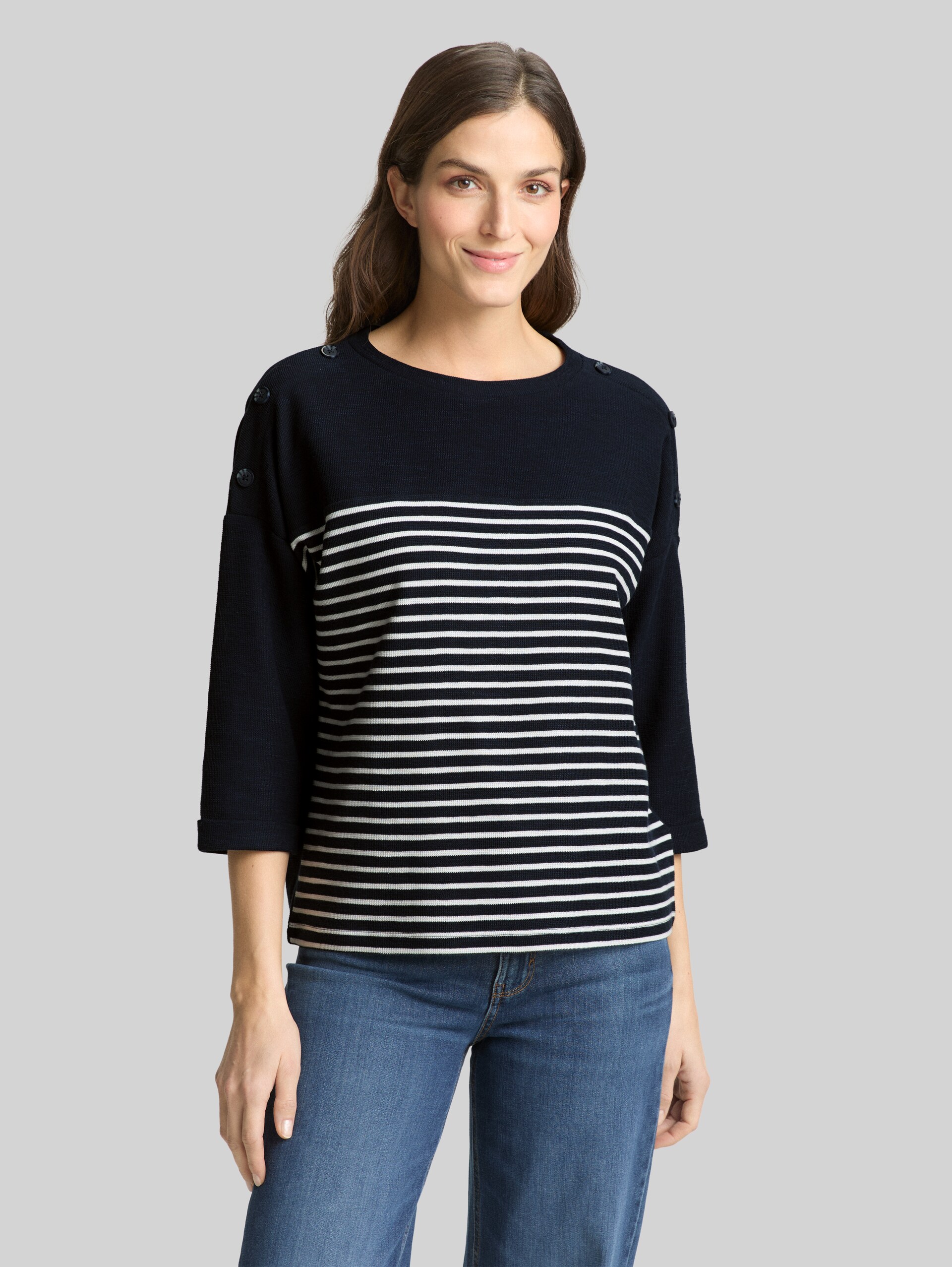 Long-sleeved shirt with striped pattern - navy blue offwhite stripe - Neckline model front view