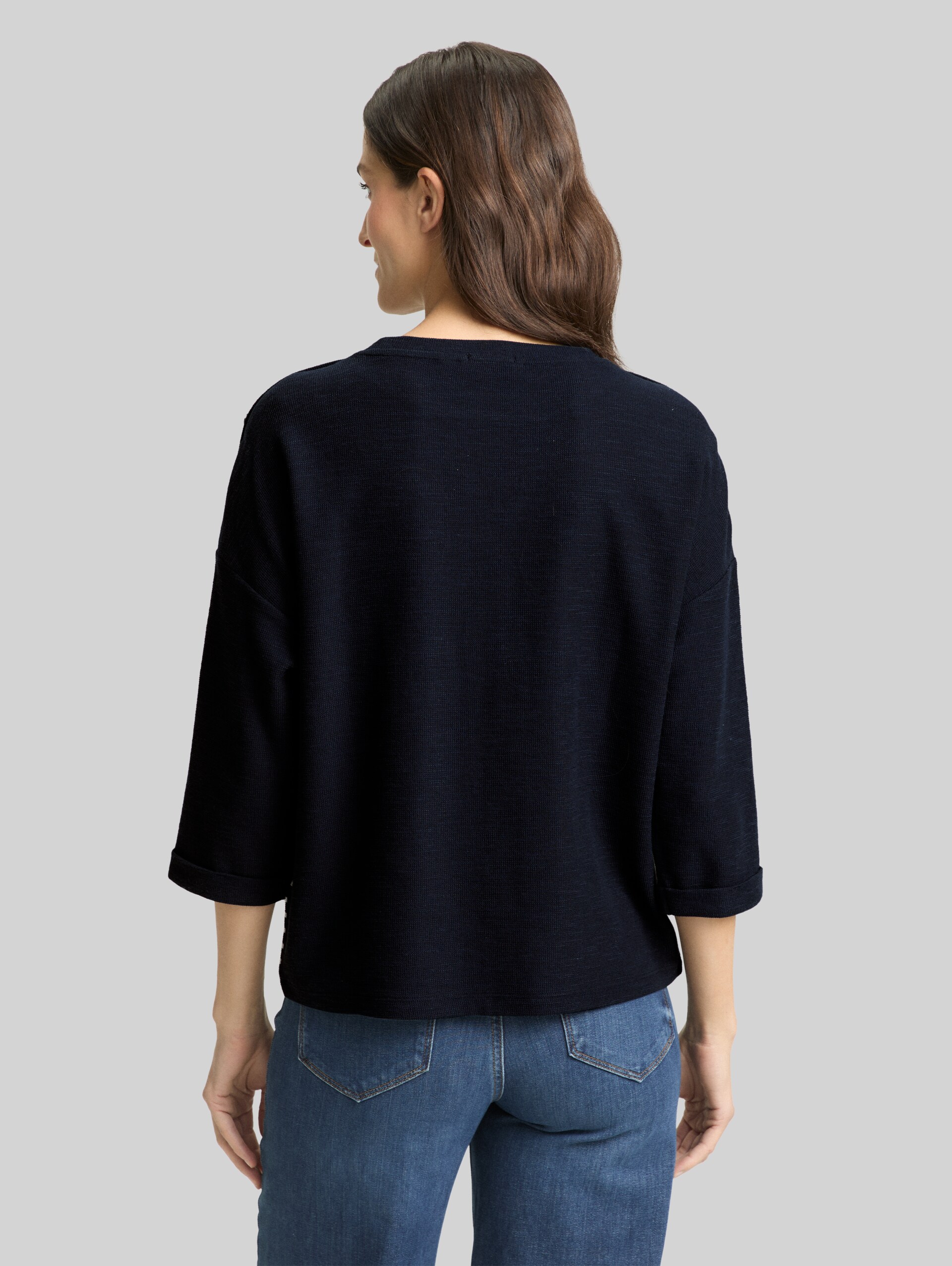 Long-sleeved shirt with striped pattern - navy blue offwhite stripe - Neckline model-back view